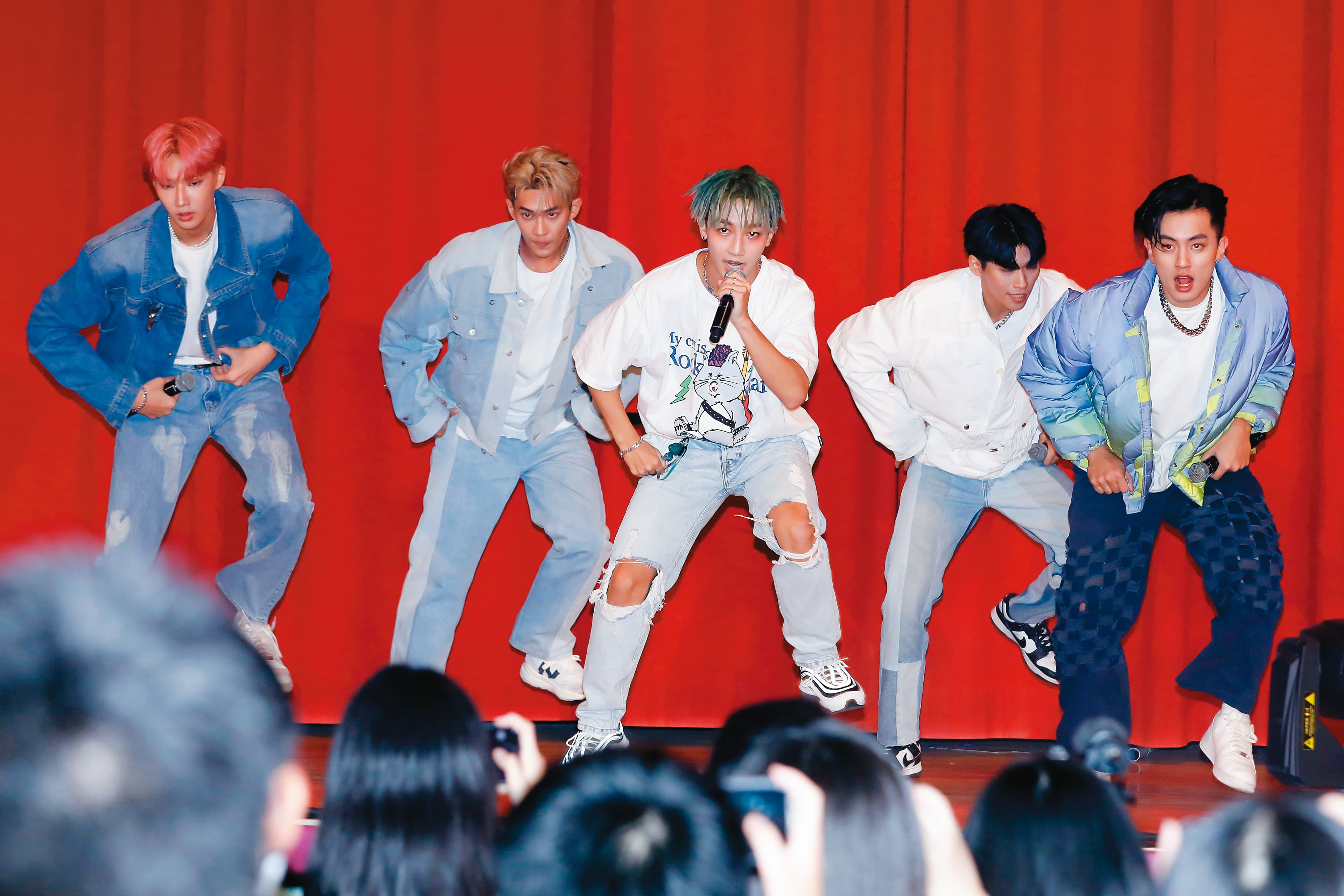 天王星在松山高中新生開學週會上驚喜現身,演出2首動感舞曲。