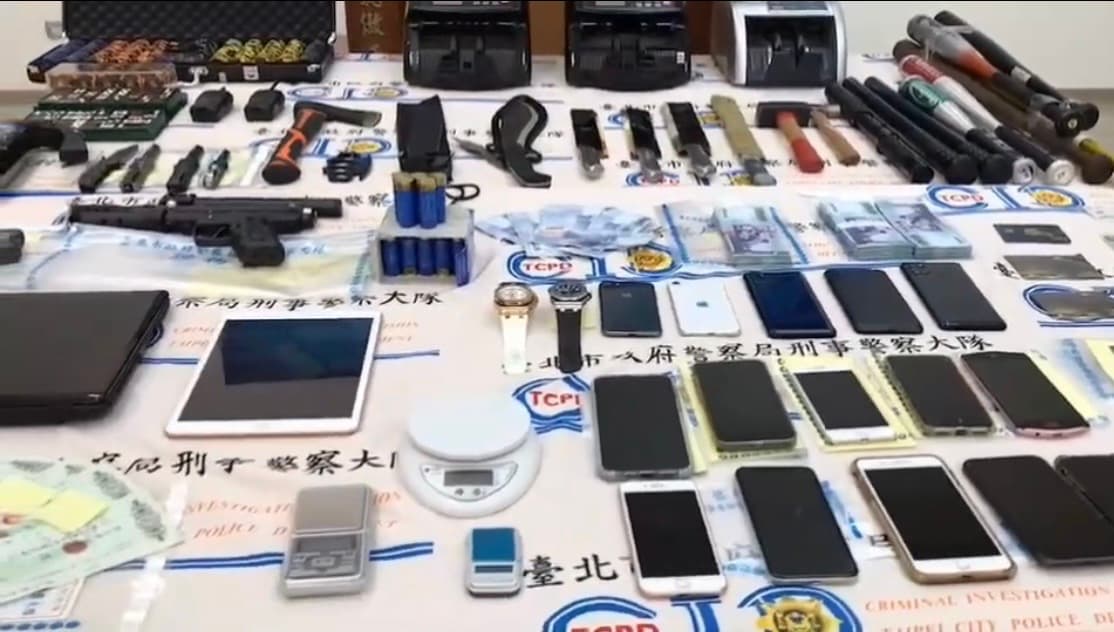 警方查扣大批贓證物。（翻攝畫面）