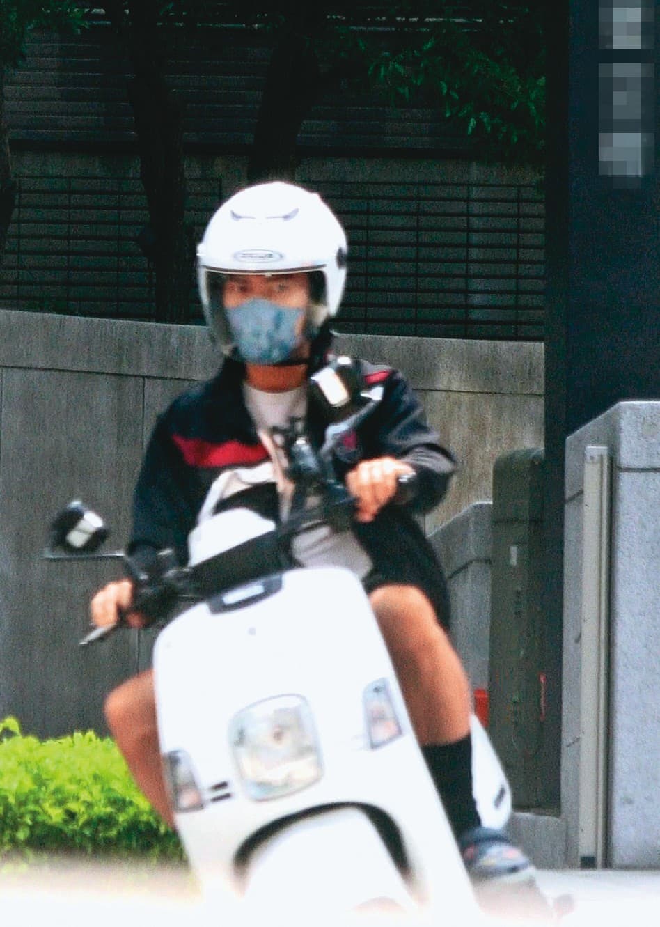 許仁杰隔了9個小時從謝京穎家的停車場騎車出來，進出都用她家車道，而且當天本刊根本沒跟拍他。