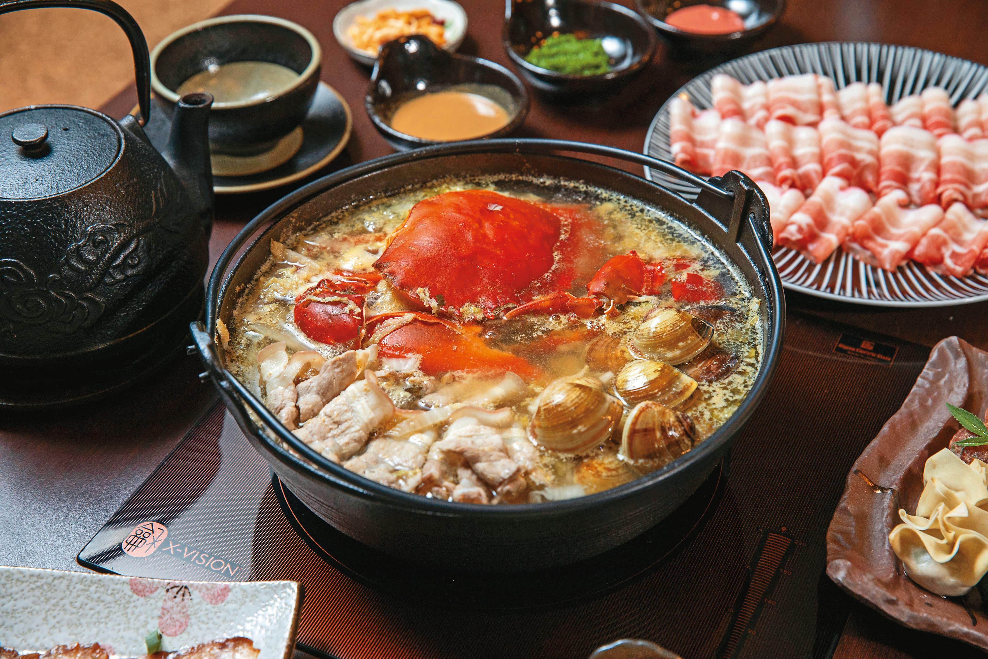 冬鄉小廚遼寧酸菜白肉鍋放入活蟹烹煮。(含開胃菜、主廚神祕好禮、副食、甜點,3880元/2人份)