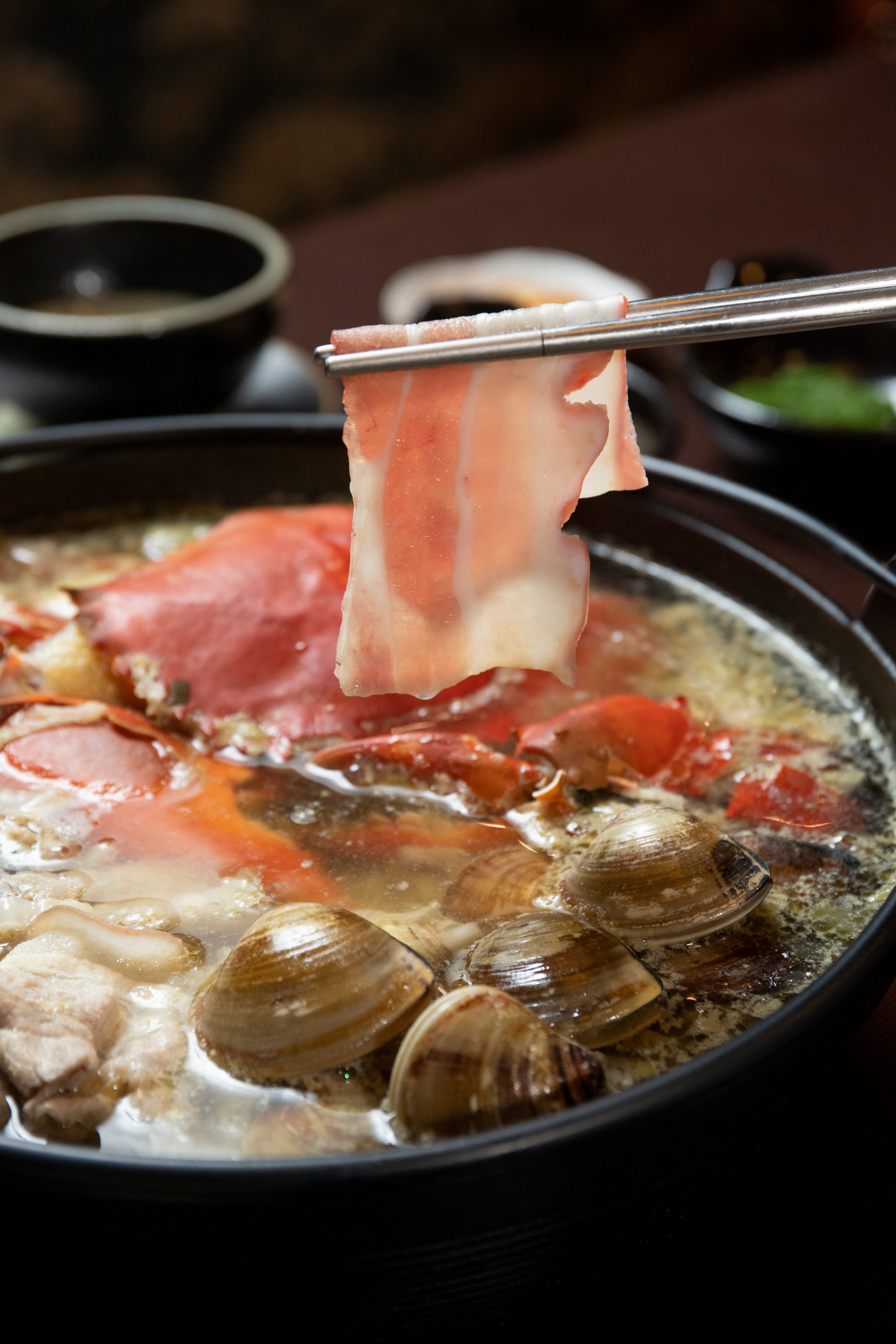 冬鄉小廚遼寧酸菜白肉鍋放入活蟹烹煮。（含開胃菜、主廚神祕好禮、副食、甜點，3880元／2人份）