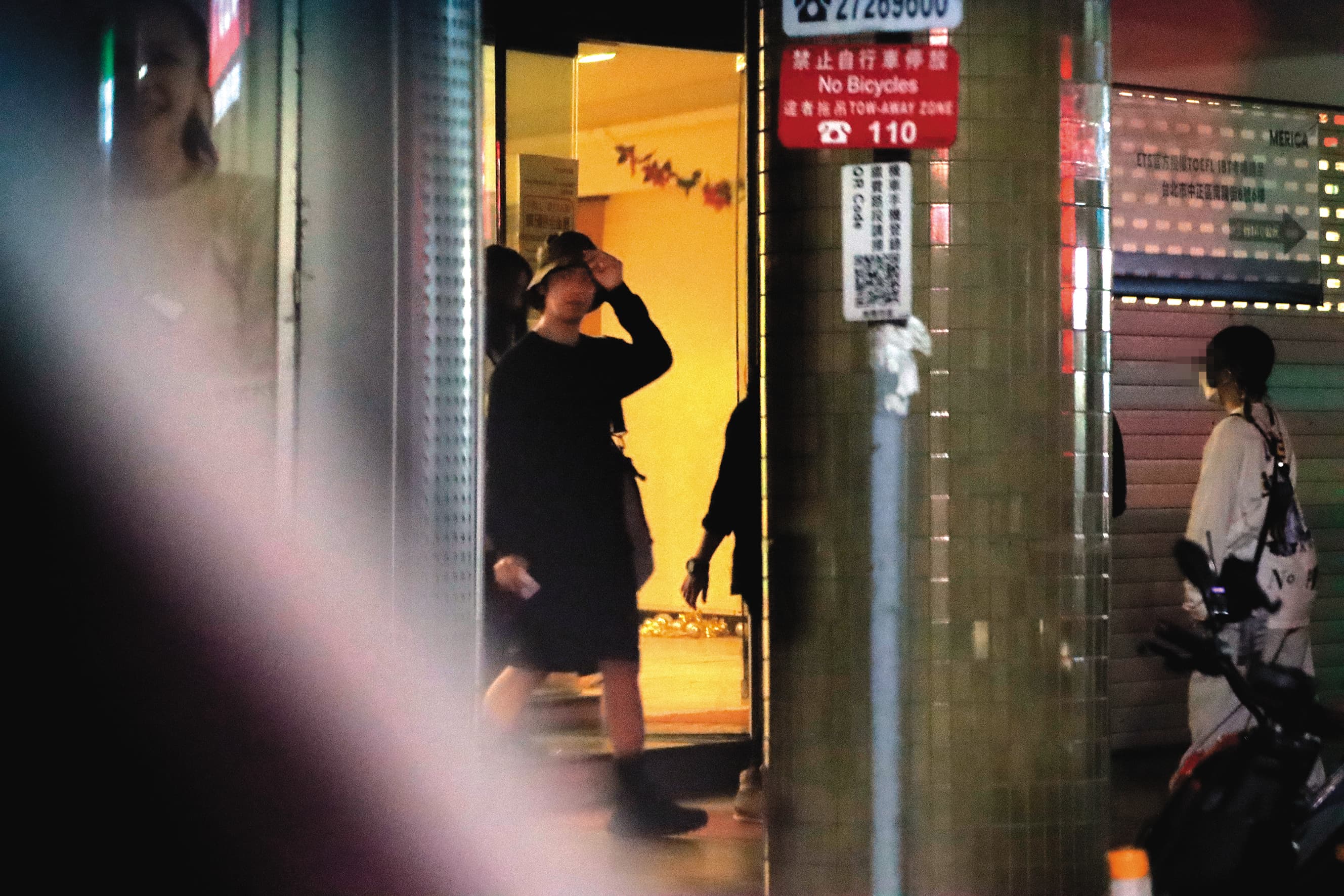10月10日23：28，一行人在補習班拍到深夜，陳柏霖才走出位於台北市南陽街的片場。