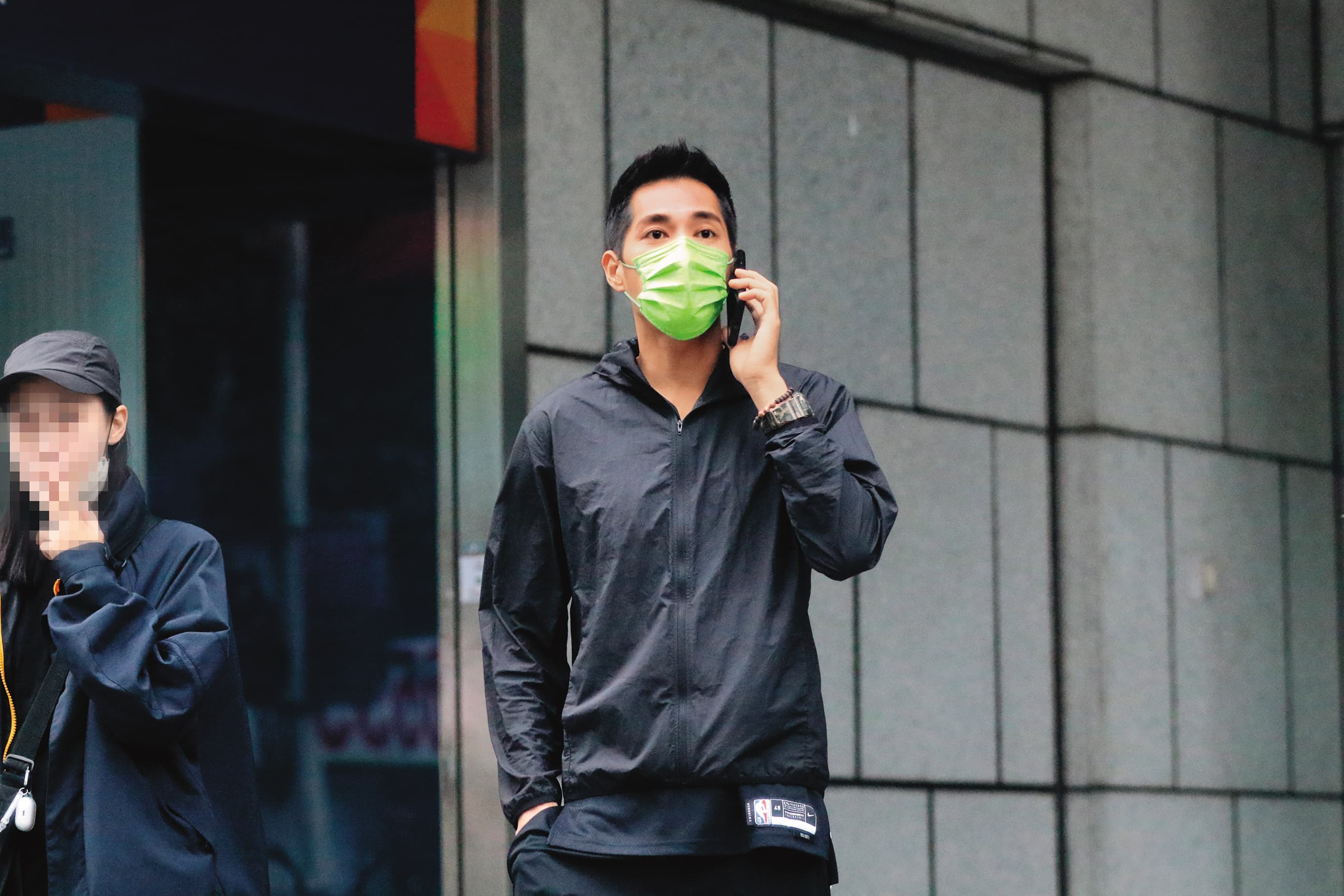 10月10日13時18分，藍正龍現身台北市某商業大樓，只見他頻頻拿著手機連絡拍攝事宜。