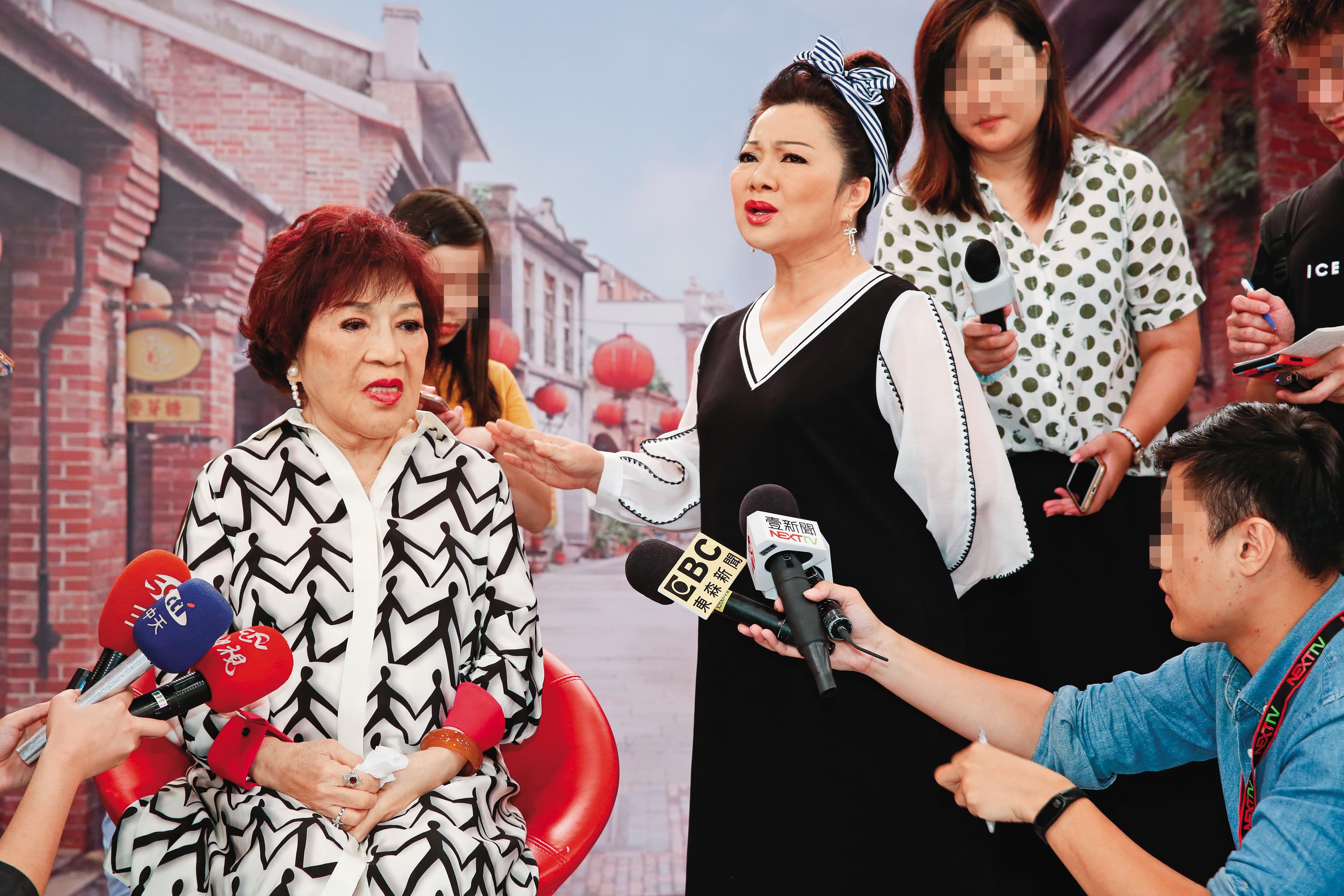 周遊(左)5年前跟李朝永婚姻告急,受邀上《冰冰秀》,一度含淚唱起〈梨花淚〉,當時更氣憤表示一定告小三。右為白冰冰。