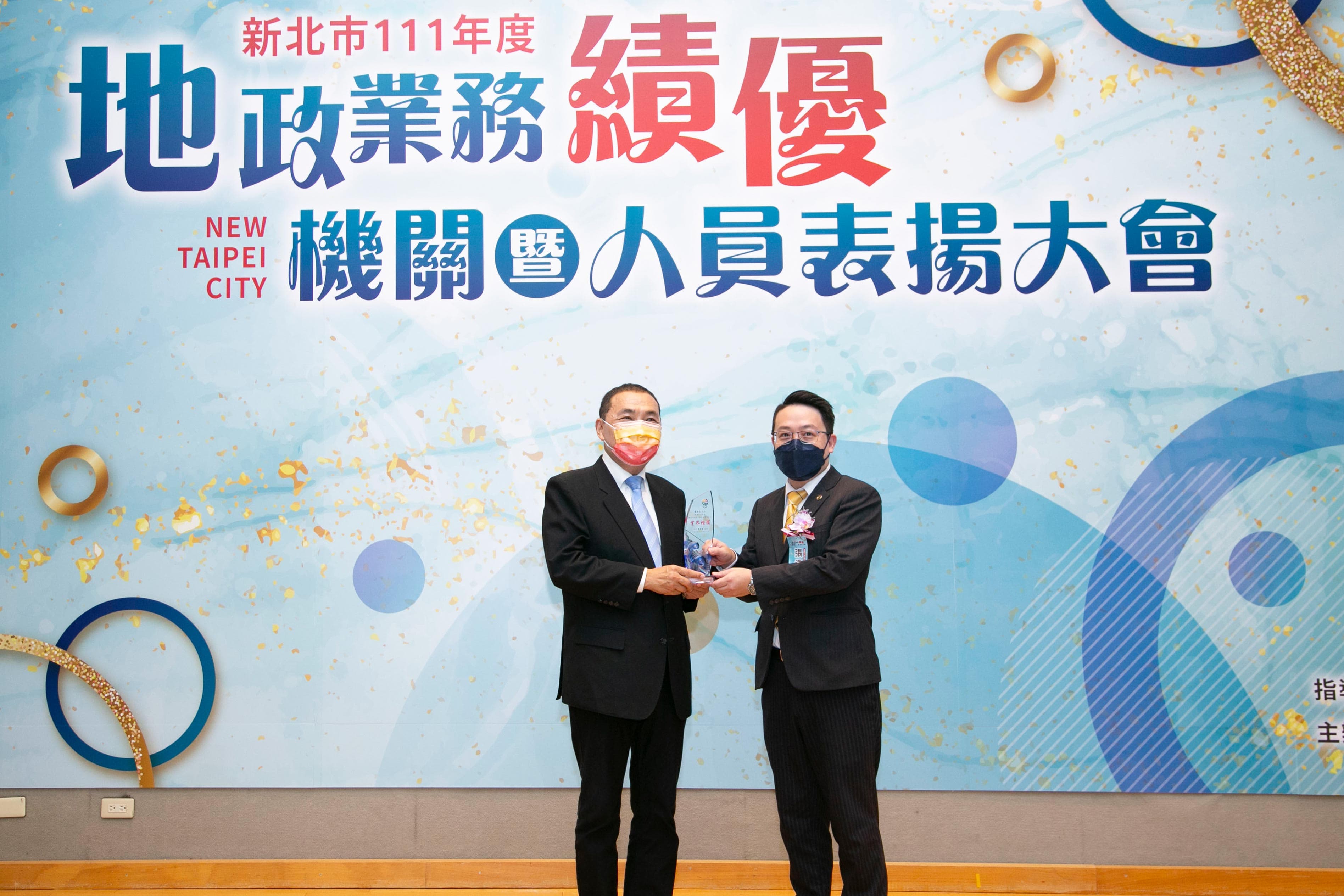 張浩仁堅持誠實服務,更提拔新進人員分享工作經驗、公益回饋社會助弱勢。