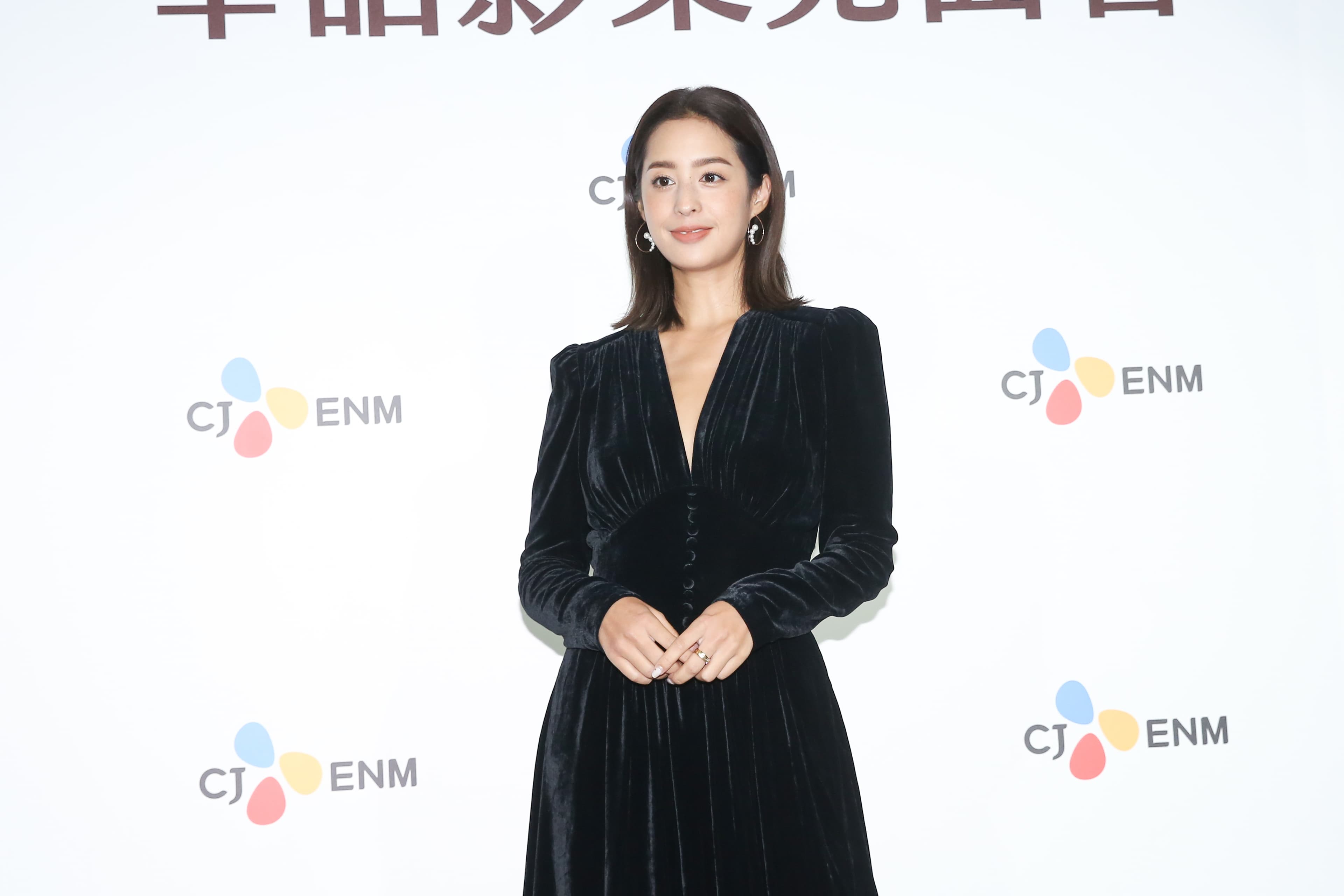 莫允雯拍新戲在劇組充當仙姑。