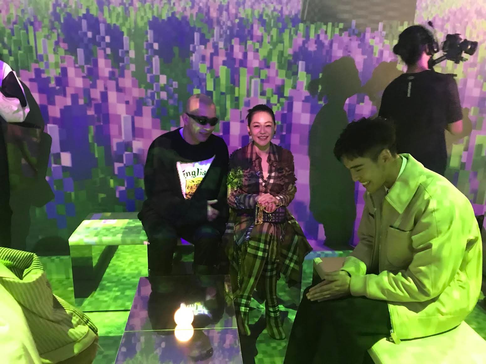 小S（中）、具俊曄（左）身旁的周予天（右）被逗得笑開懷。