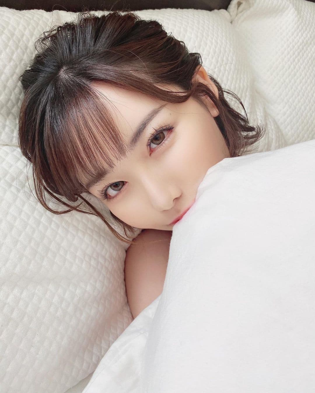 喜歡以騎乘位征服男優的深田詠美，透露私下最愛的還是傳統傳教士體位，「躺著就好，不累又舒服。」（翻攝自深田詠美IG）