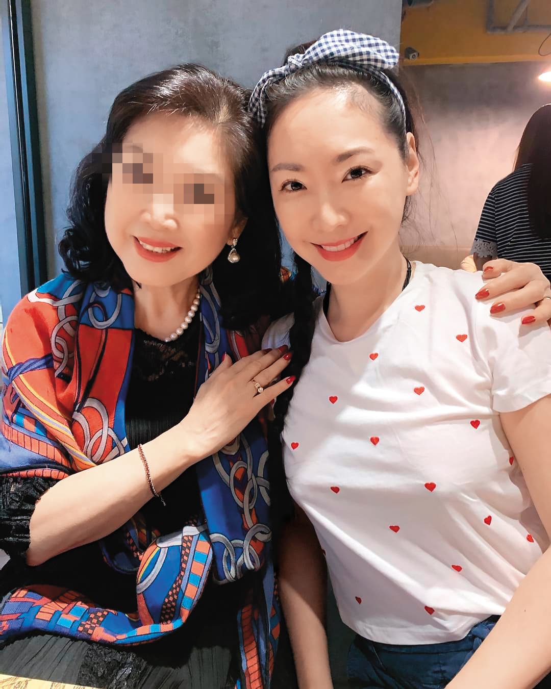 婚後,王俐人(右)偕老公與媽媽(左)同住。(翻攝自王俐人臉書)