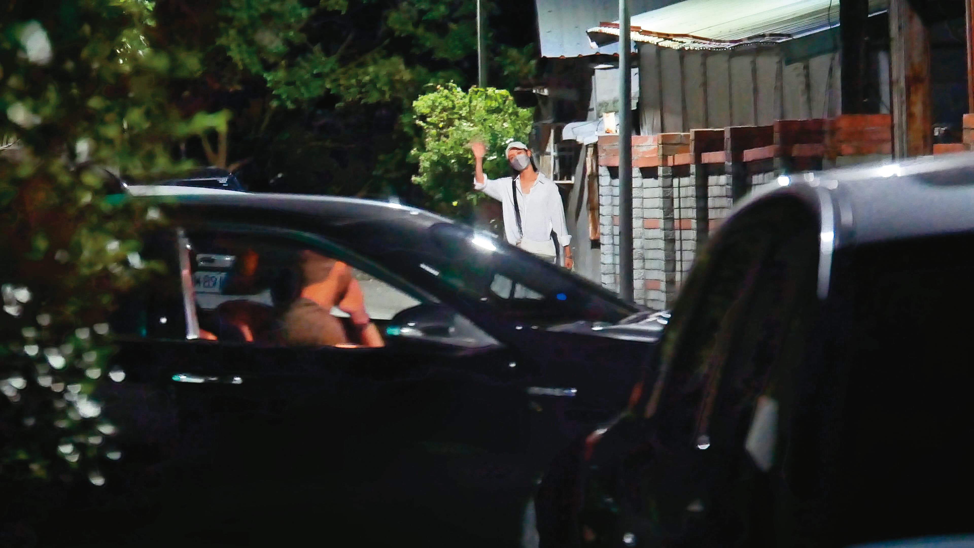 女友下車後,陳大天隔著車窗送飛吻,當街秀恩愛。
