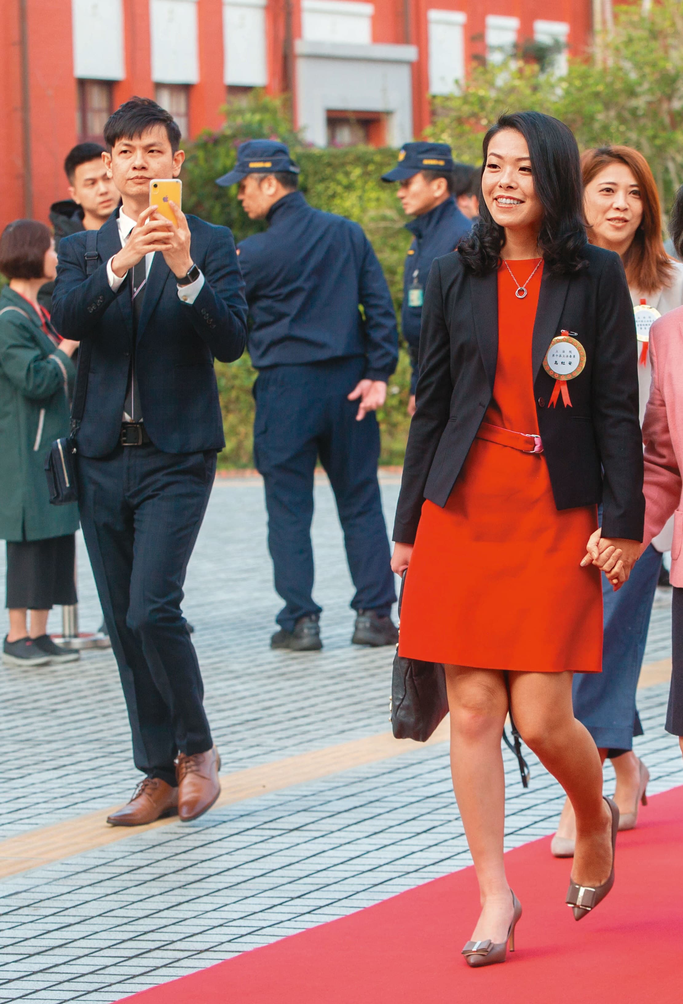 高虹安助理費案如滾雪球，除遭控詐領助理費，她的男友李忠庭也遭檢舉，擔任公費助理期間同時在永齡基金會任職並年領600萬元，有涉政治獻金法之嫌。