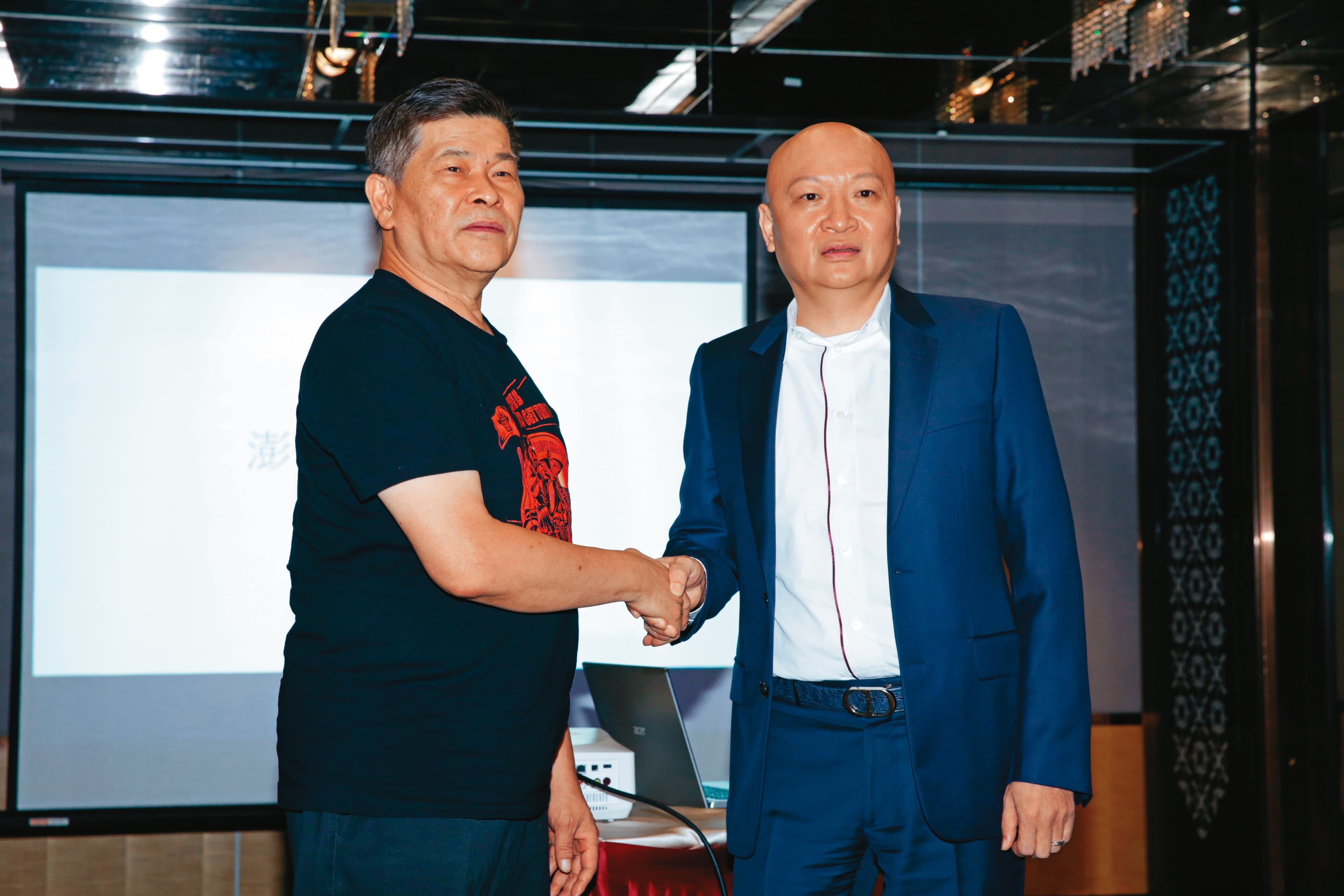 否認是「澎恰恰金主」的林秉文(右)被檢警查緝後,暫時以300萬元交保。