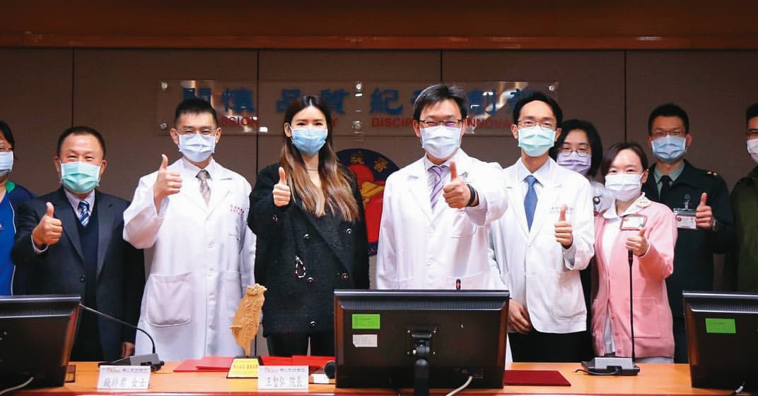 去年疫情嚴峻時,錢帥君(左三)募資2,000萬元,買醫療設備捐助第一線,當時輿論大讚小明很有愛心。(翻攝自錢帥君IG)