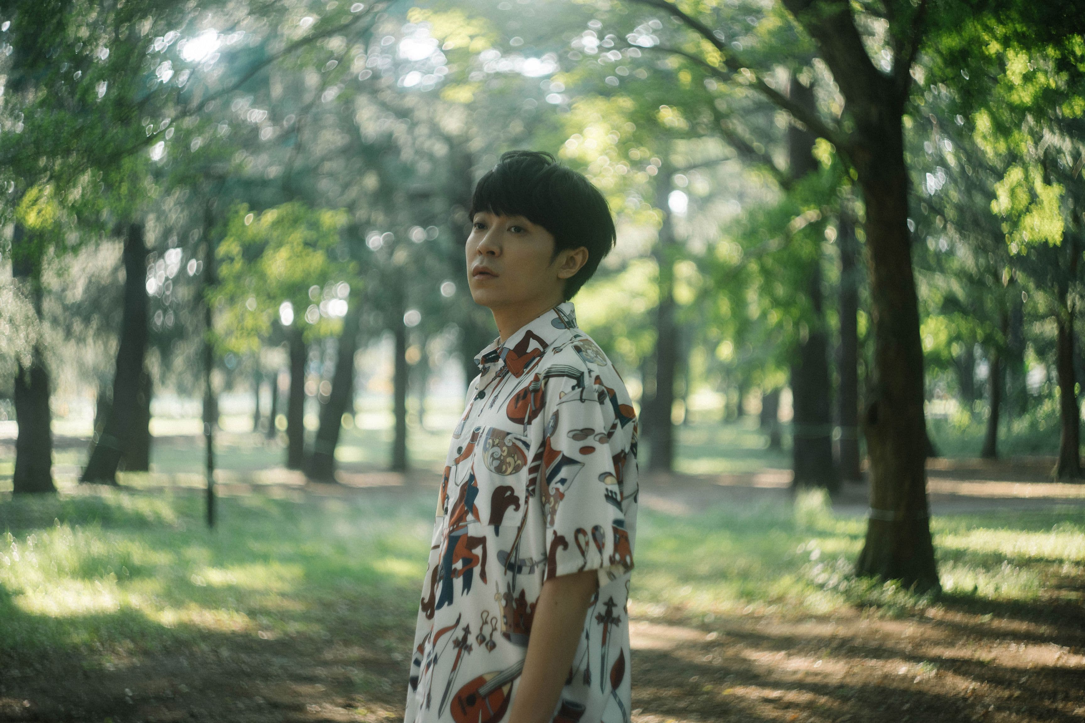 青峰不斷在日常的各個地方尋找小野麗莎這位繆思女神。(環球音樂提供)