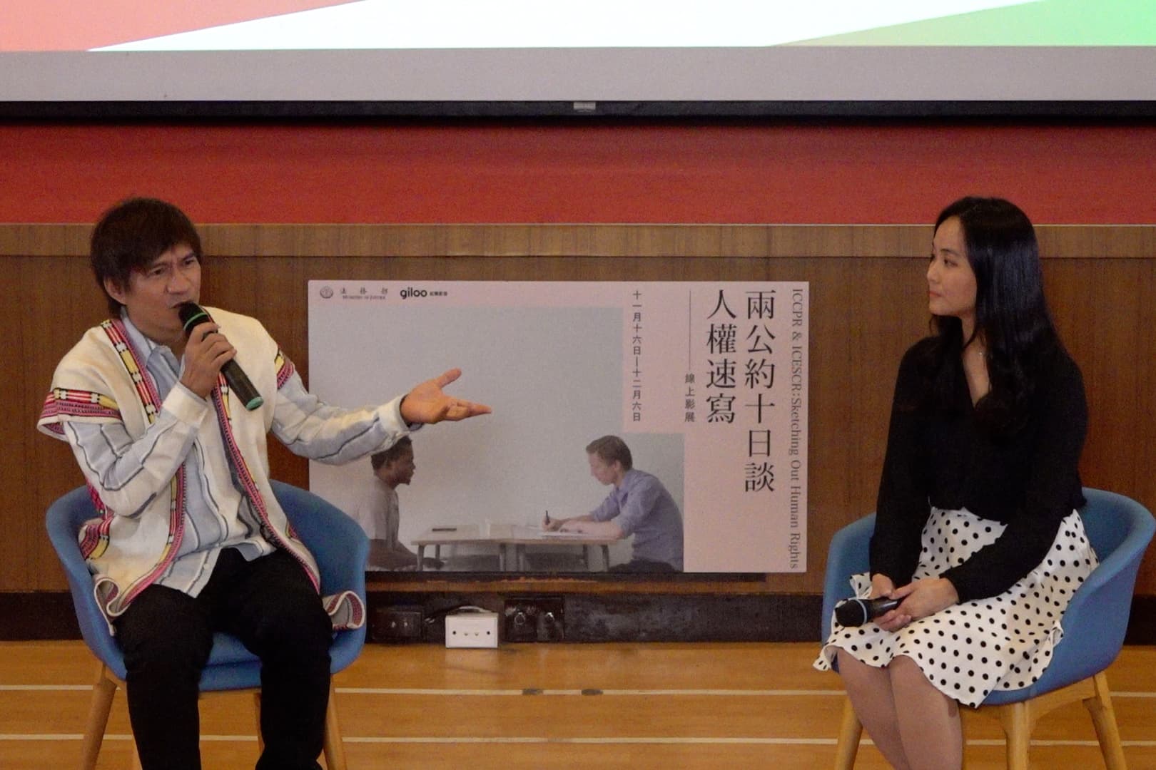 布農族金曲獎歌手王宏恩(左)擔任法務部線上人權影展開幕嘉賓,與美女檢察官陳思荔對談原住民人權,讓活動增加不少亮點。(法務部提供)