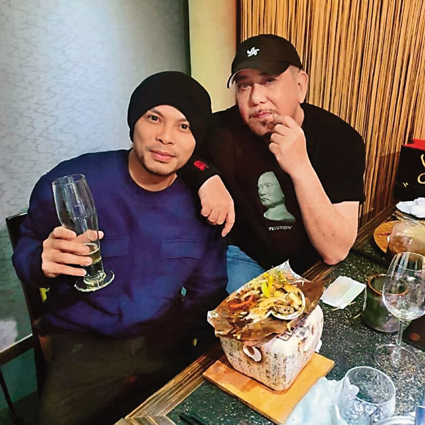 黃明志與黃秋生合作〈中國痛〉，被稱為〈漂向北方〉的愛情版本。（翻攝自黃明志IG）