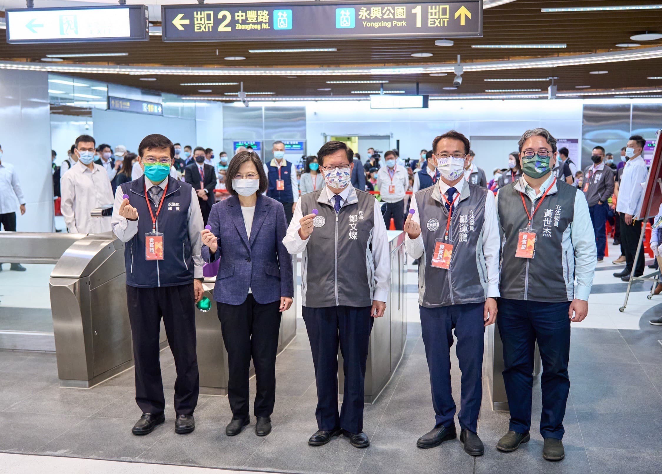 鄭文燦(中)今與交長王國材(左)、總統蔡英文、市長候選人鄭運鵬、桃市立委黃世杰視察桃園捷運A22站。(鄭運鵬團隊提供)