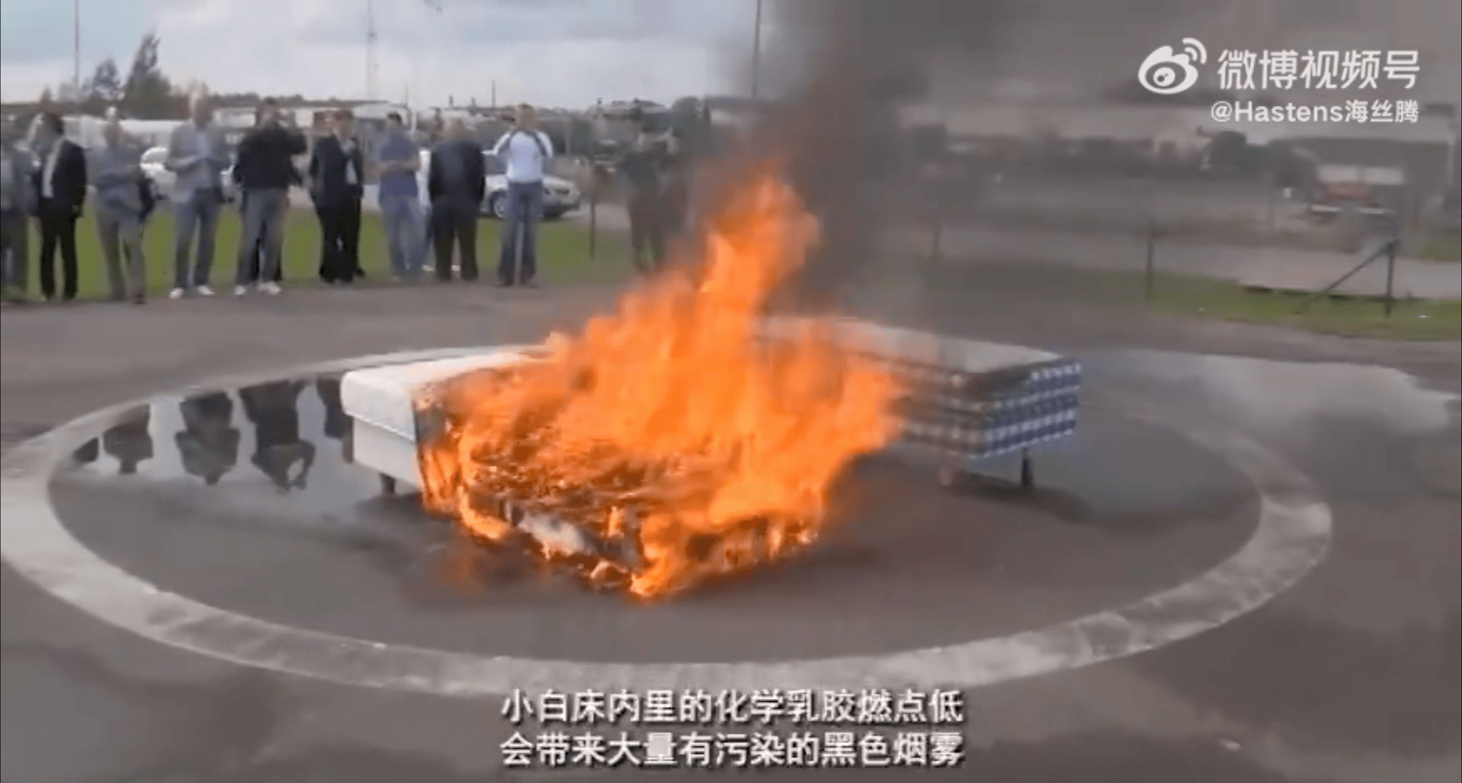他牌床墊一點就燃(前),海絲騰床墊(後)則是怎麼燒都燒不起來。(翻攝自海絲騰微博)