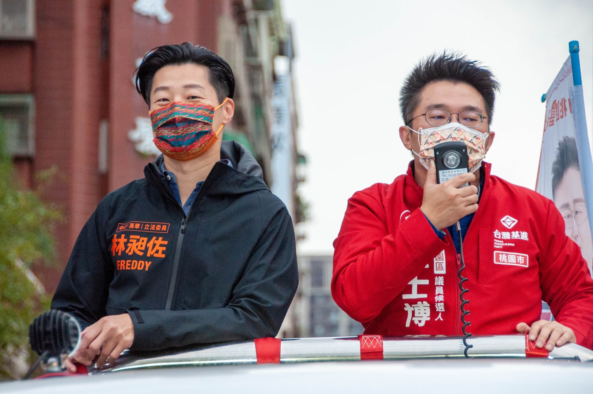 藍士博參選桃園市議員,邀來許多大咖好友推薦,立委林昶佐日前也陪同他進行車隊掃街。(藍士博提供)
