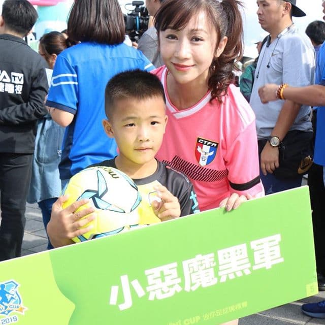 石明謹提到，許淑華過去致力於推動國內的幼兒足球外，當年邀請仙台女子足球隊來台時，她還跳出來召開協調會改善球場草皮。（翻攝自石明謹臉書）