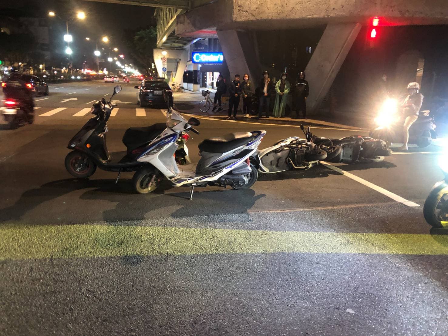 警方獲報後前往處理,避免兩車遭二度追撞。(翻攝畫面)