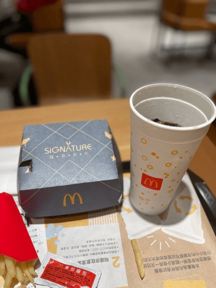 有麥當勞員工在網路透露,公司明年估計會陸續引進內用杯,屆時會有3種飲料杯。(翻攝自Dcard)