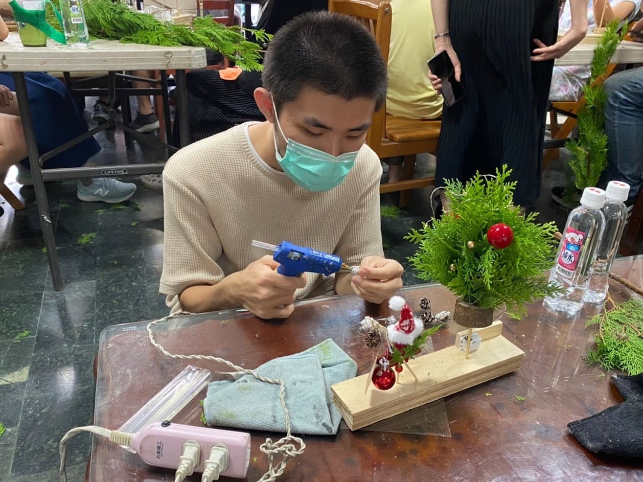 新住民在課程中自己製作個人風格的耶誕樹,氣氛熱絡。(移民署提供)