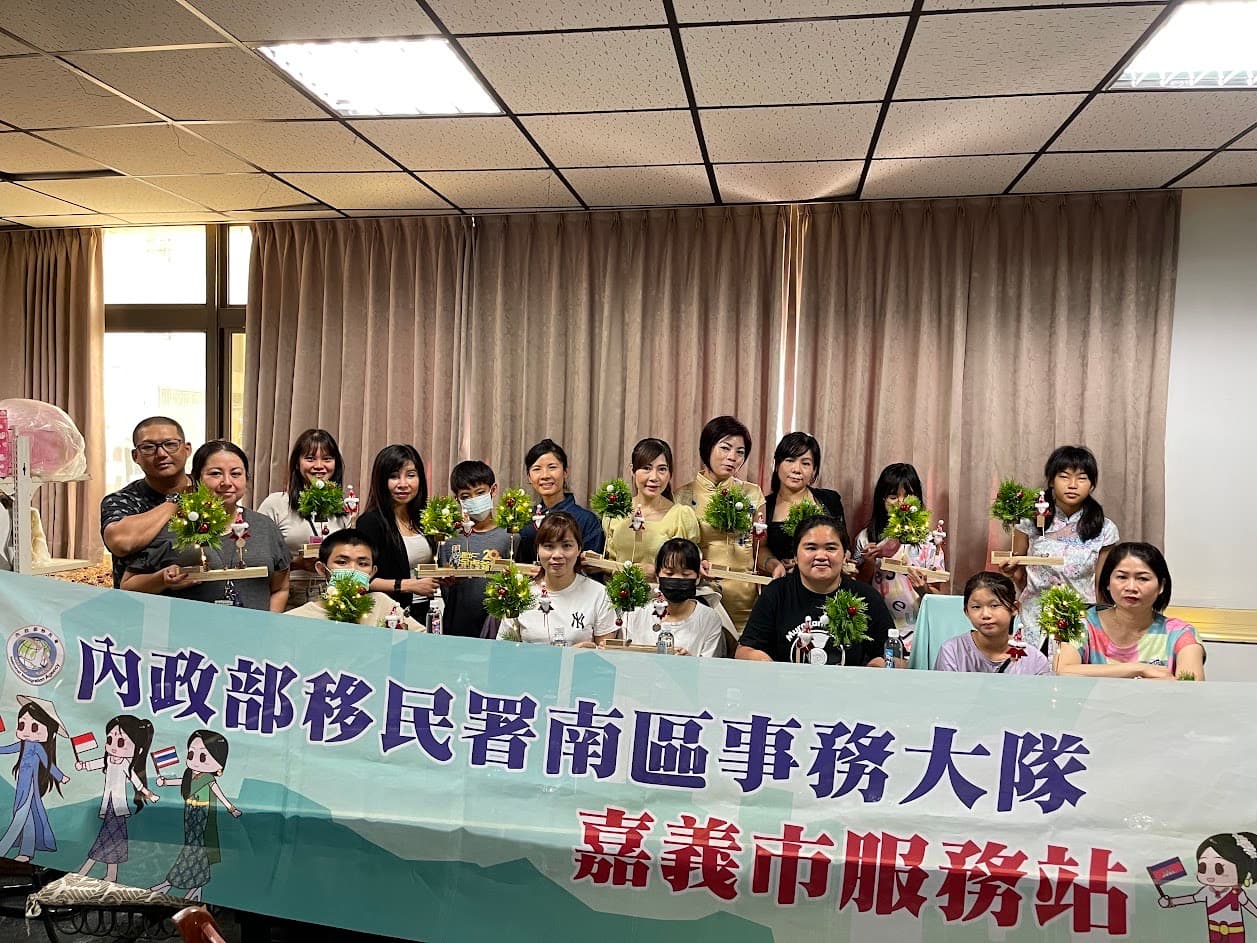 參與課程的新住民開心展示自己的耶誕樹作品。(移民署提供)