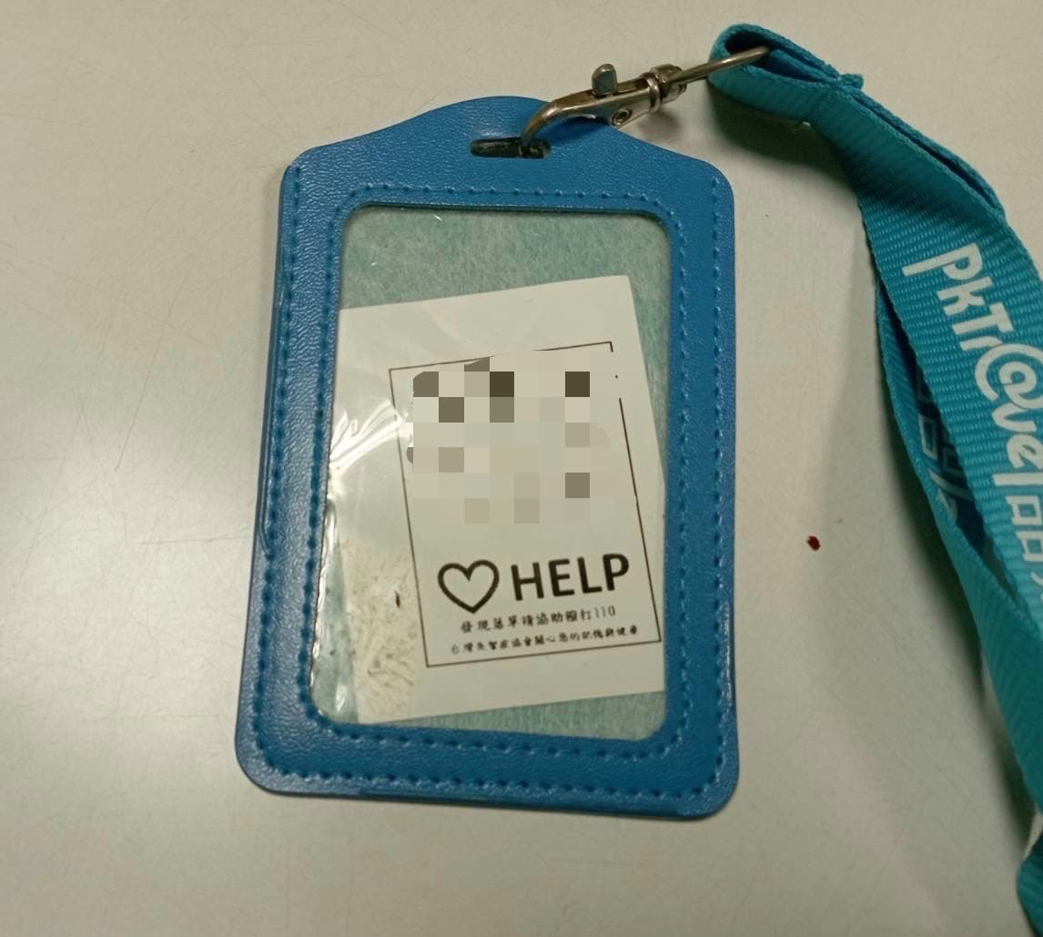 老翁身上的紙條寫有Help,上有名字和電話。(警方提供)