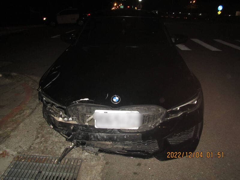 BMW小客車像打保齡球一樣,衝上人行道,撞倒一整排機車,車頭雖然幾乎全毀,所幸駕駛毫髮無傷。(警方提供)