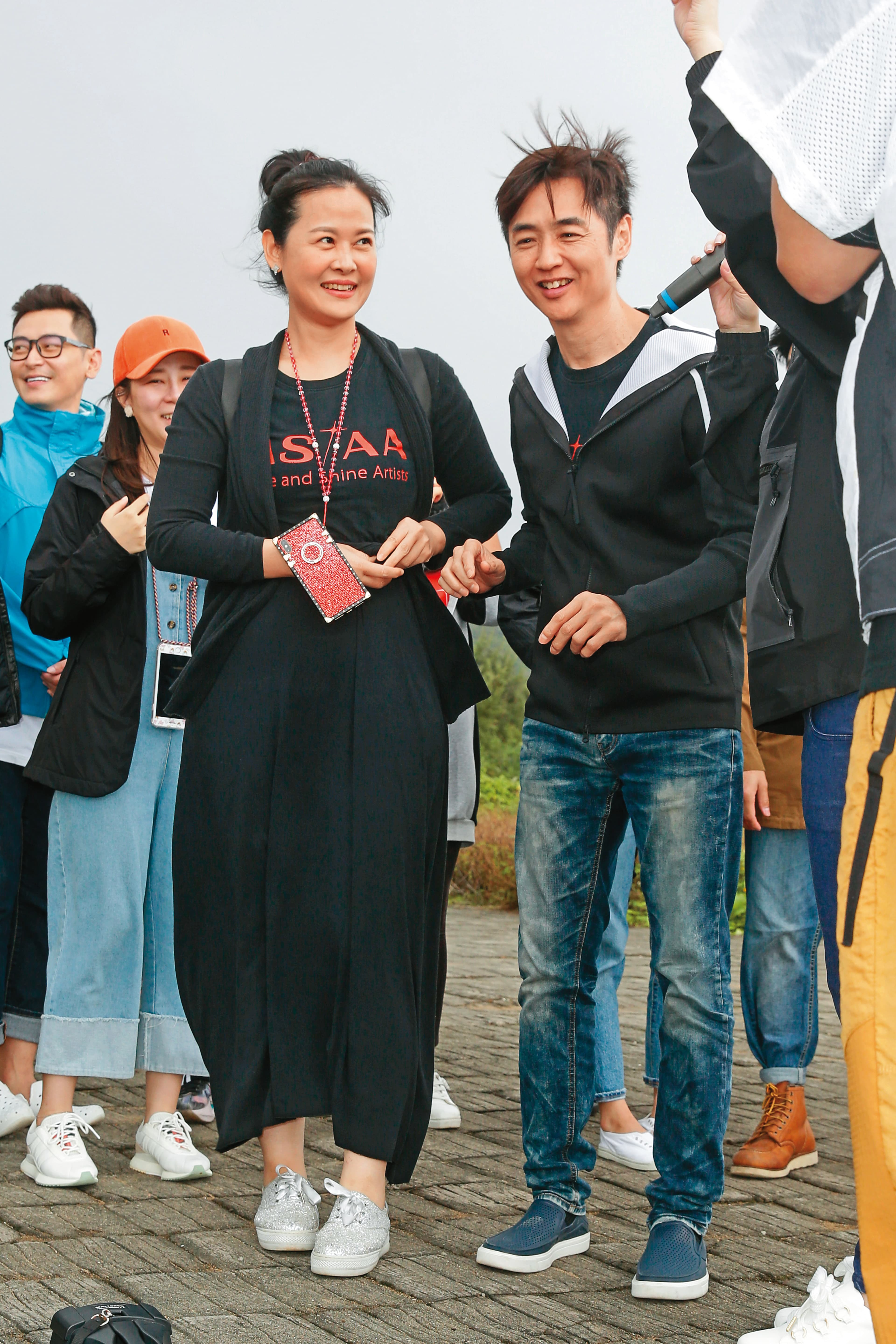 宋逸民(右起)與老婆陳維齡當神職後,經常帶領教會的藝人參與淨灘活動。