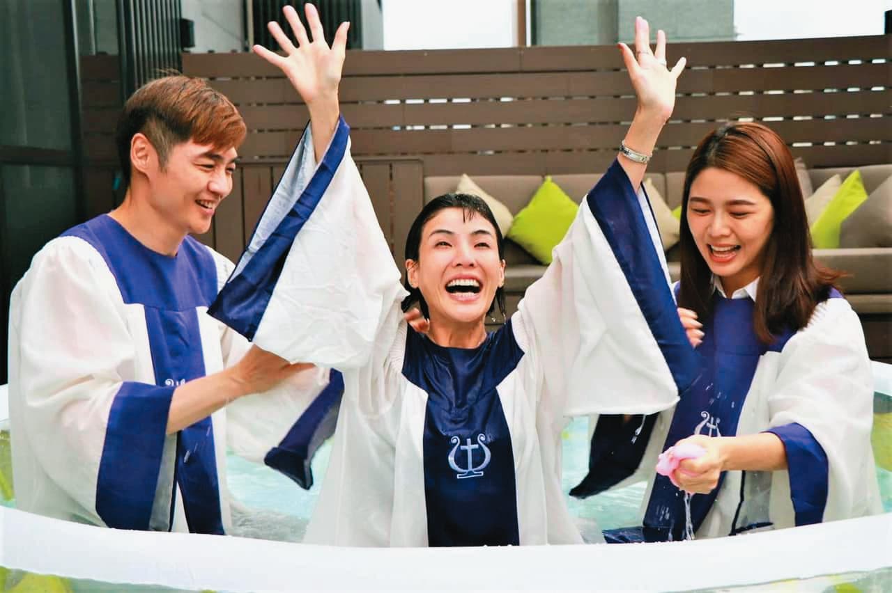 宋逸民(左)發聲明直指「小甜甜私生活有極大狀況」,經小組組長白家綺(右)勸說不成決定離開,也曾是教會一員的徐小可(中)跳出來聲援小甜甜。(翻攝自藝起發光臉書)