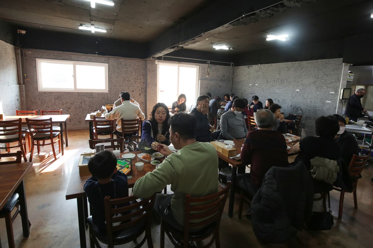 在地人都愛吃的「中文海螺刀削麵」,未到用餐時間已經高朋滿座。