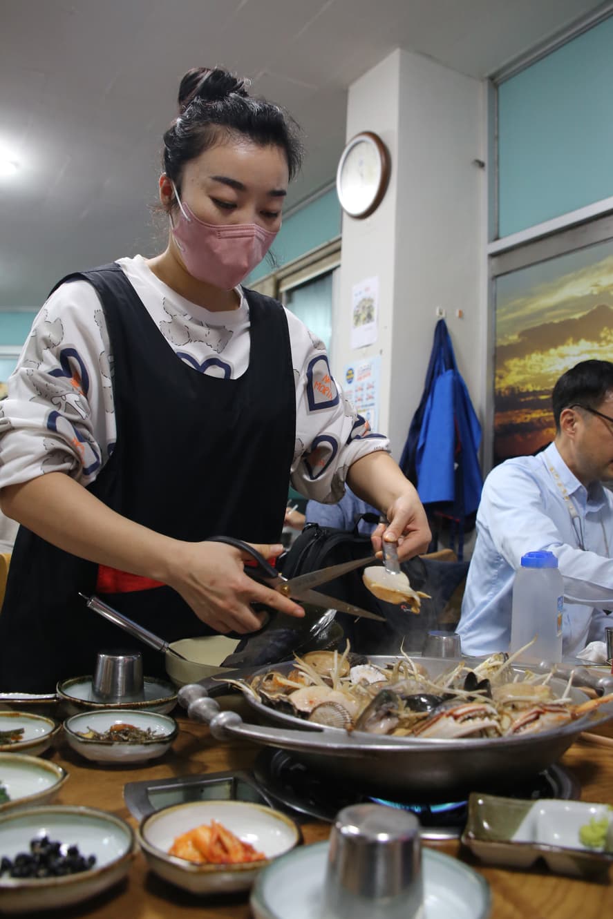 服務人員以中文貼心提醒:「章魚腳不能煮太久,老掉不好吃。」