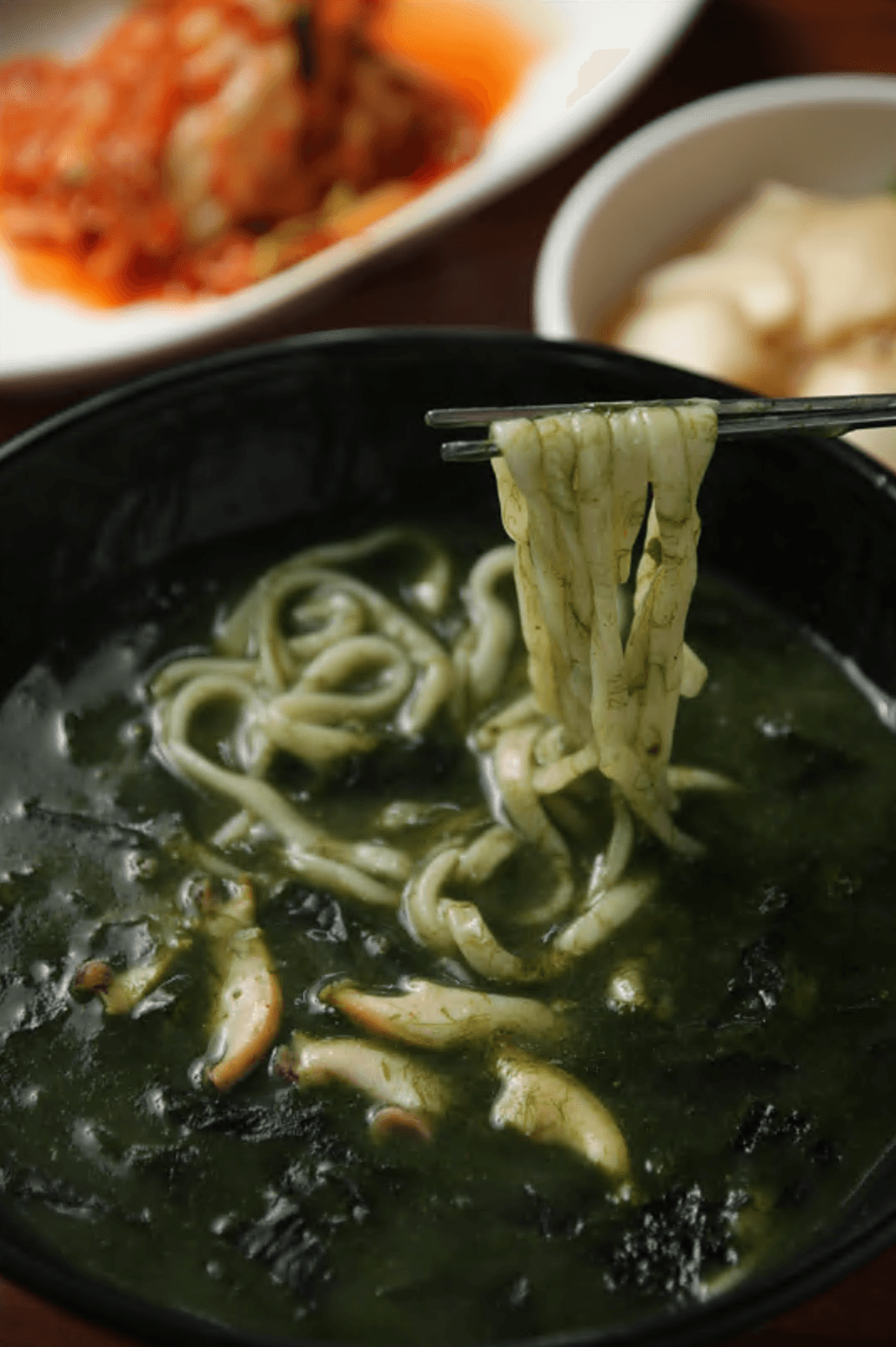 「鮑魚海螺刀削麵」味道鮮美、口感滑順。(13,000韓元/碗,約NT$306)