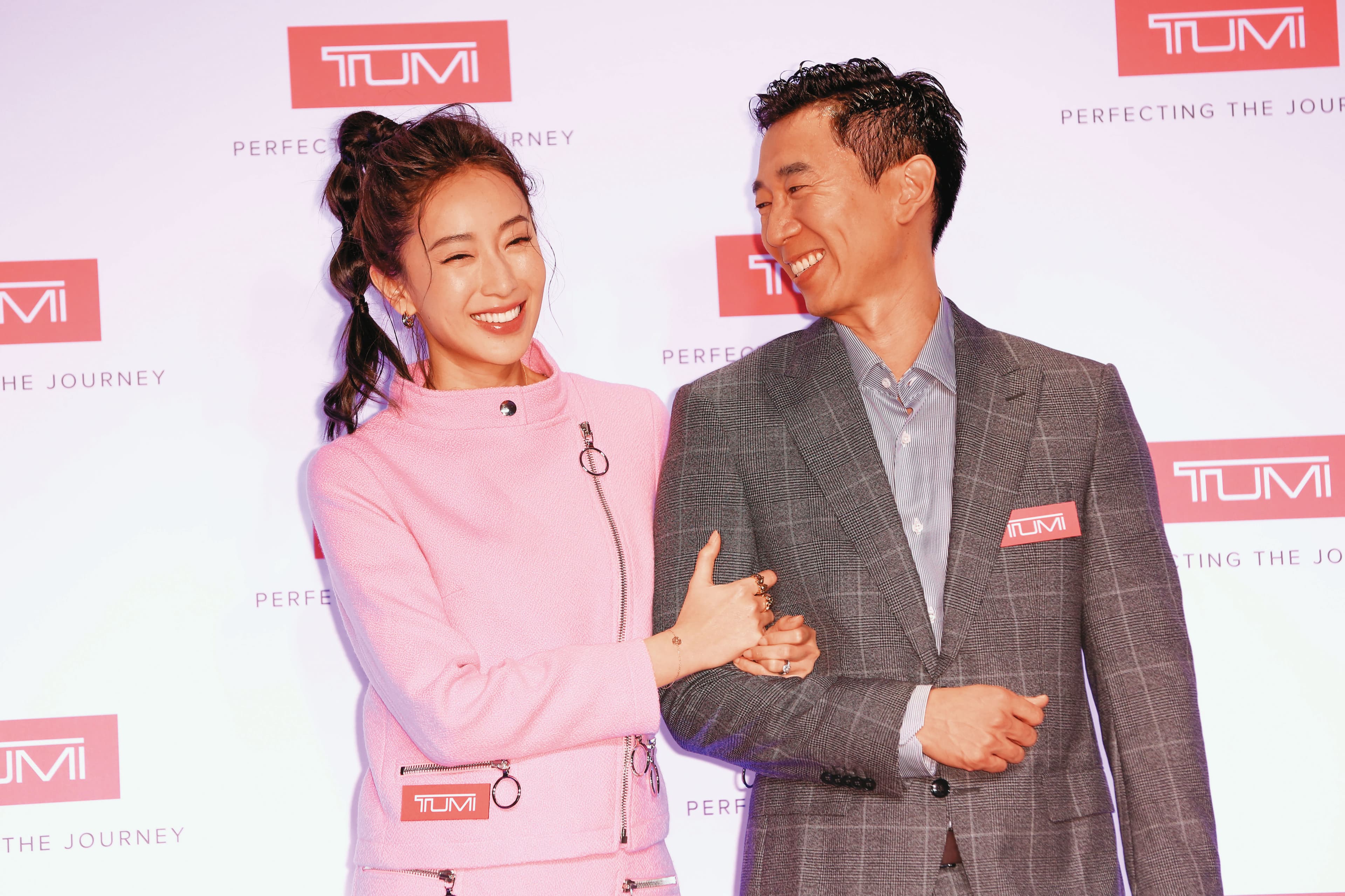 藝人隋棠(左)與丈夫Tony謝(右)結婚多年,育有3名子女。