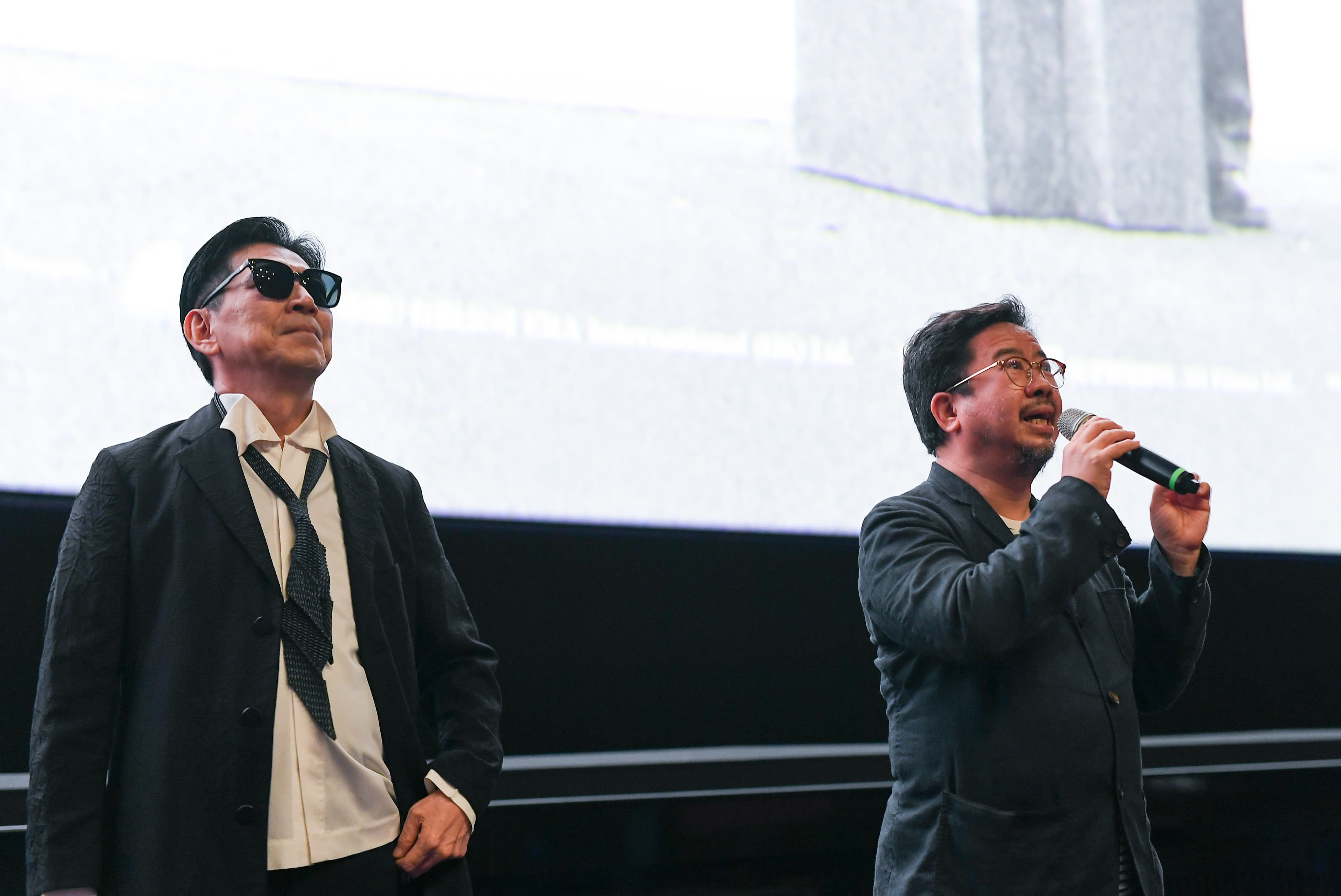 演員高捷(左)與此次重映宣傳統籌、年代國際(香港)有限公司執行長褚明仁(右)出席媒體試片。(牽猴子提供)