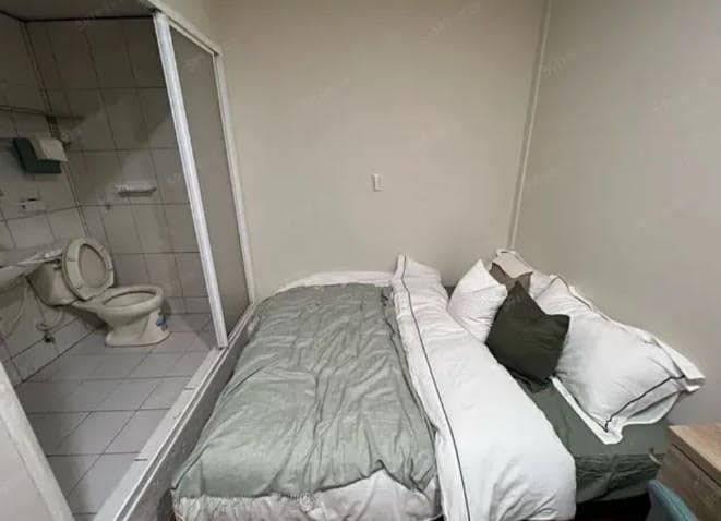 網友抱怨奇葩的租屋格局,居然廁所大門緊臨雙人床,床尾正對廁所。(翻攝Dcard)