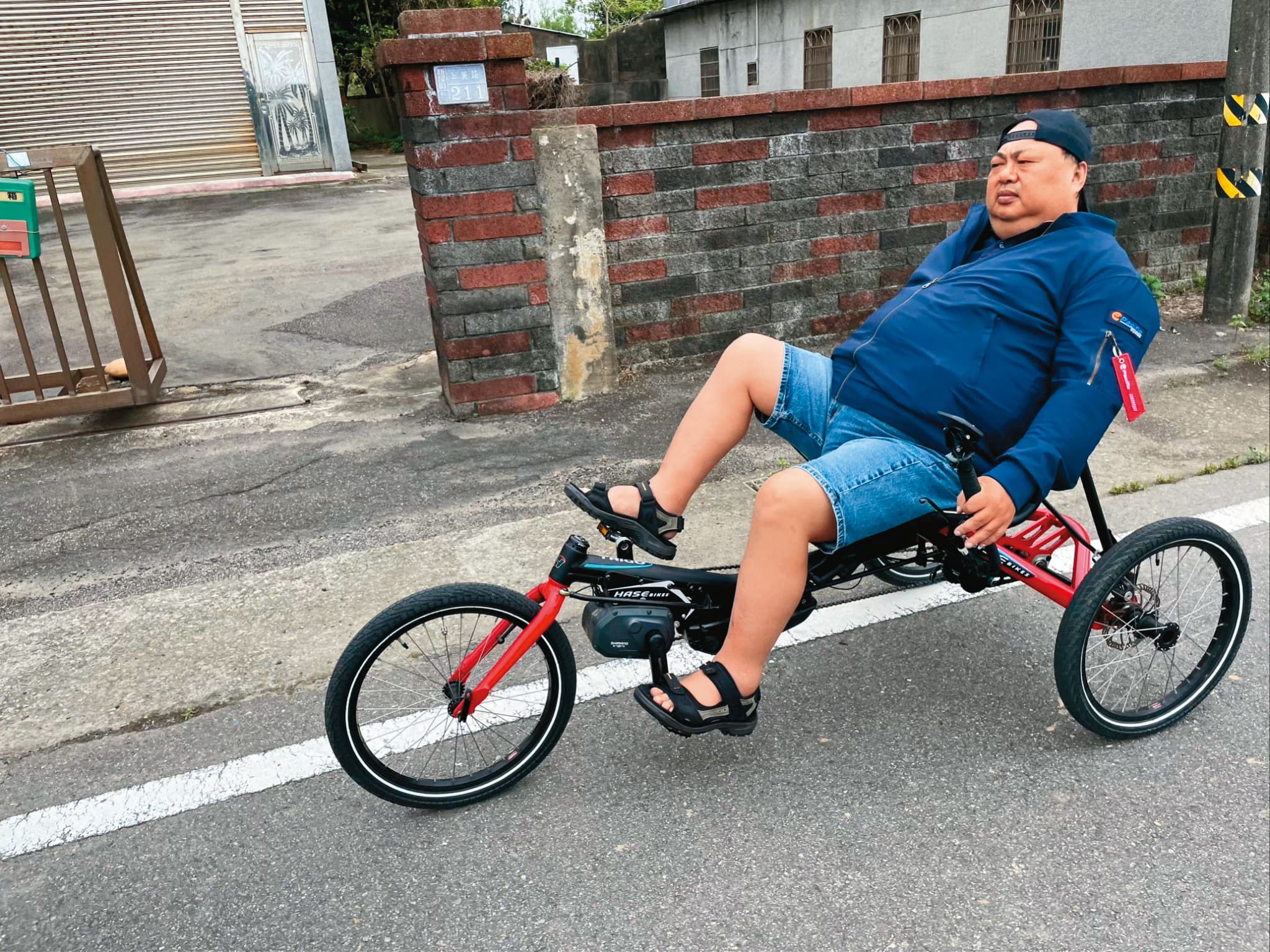 林鳴皋平常以自家設計代工的斜躺三輪車進行運動,一次可騎20公里。(電輔版17萬元/台)(太平洋自行車提供)