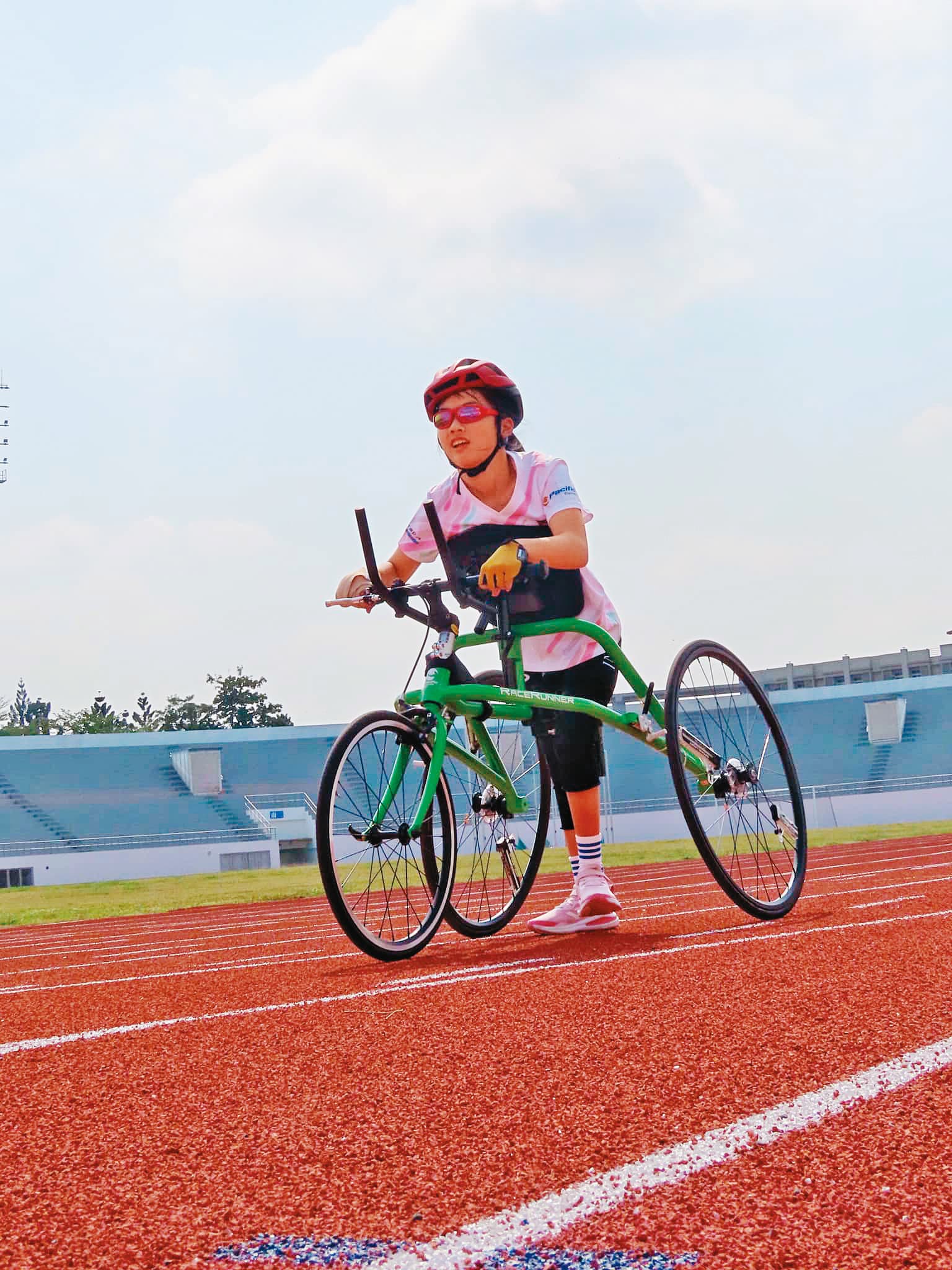 腦麻小勇士姚宥米騎太平洋自行車生產的RACERUNNER助行三輪車,不僅參加國內大小馬拉松,還成為亞洲第一位進軍Frame Running(腦麻競速車)國際盃選手。(翻攝姚宥米臉書)