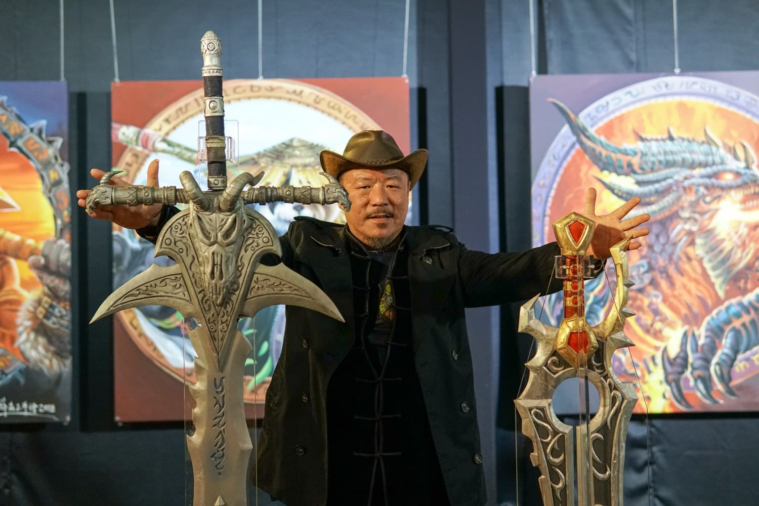 2019年《魔獸世界》推出15週年,動視暴雪邀多位台灣藝術家創作《魔獸》藝術品。木雕創作者林昭辰以木雕重現多款兵器。