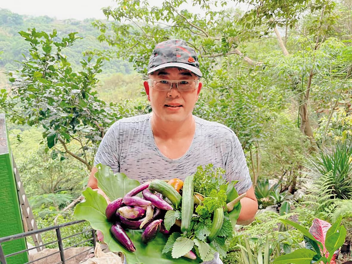 林國基笑說退休生活簡單充實,如今最愛整理蔬果園。(翻攝自林國基臉書)