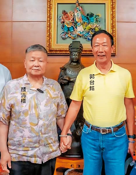 郭台銘7月25日赴台中大甲鎮瀾宮,拜會黑派要角顏清標,兩人一度十指緊扣,凸顯好交情。(郭台銘辦公室提供)