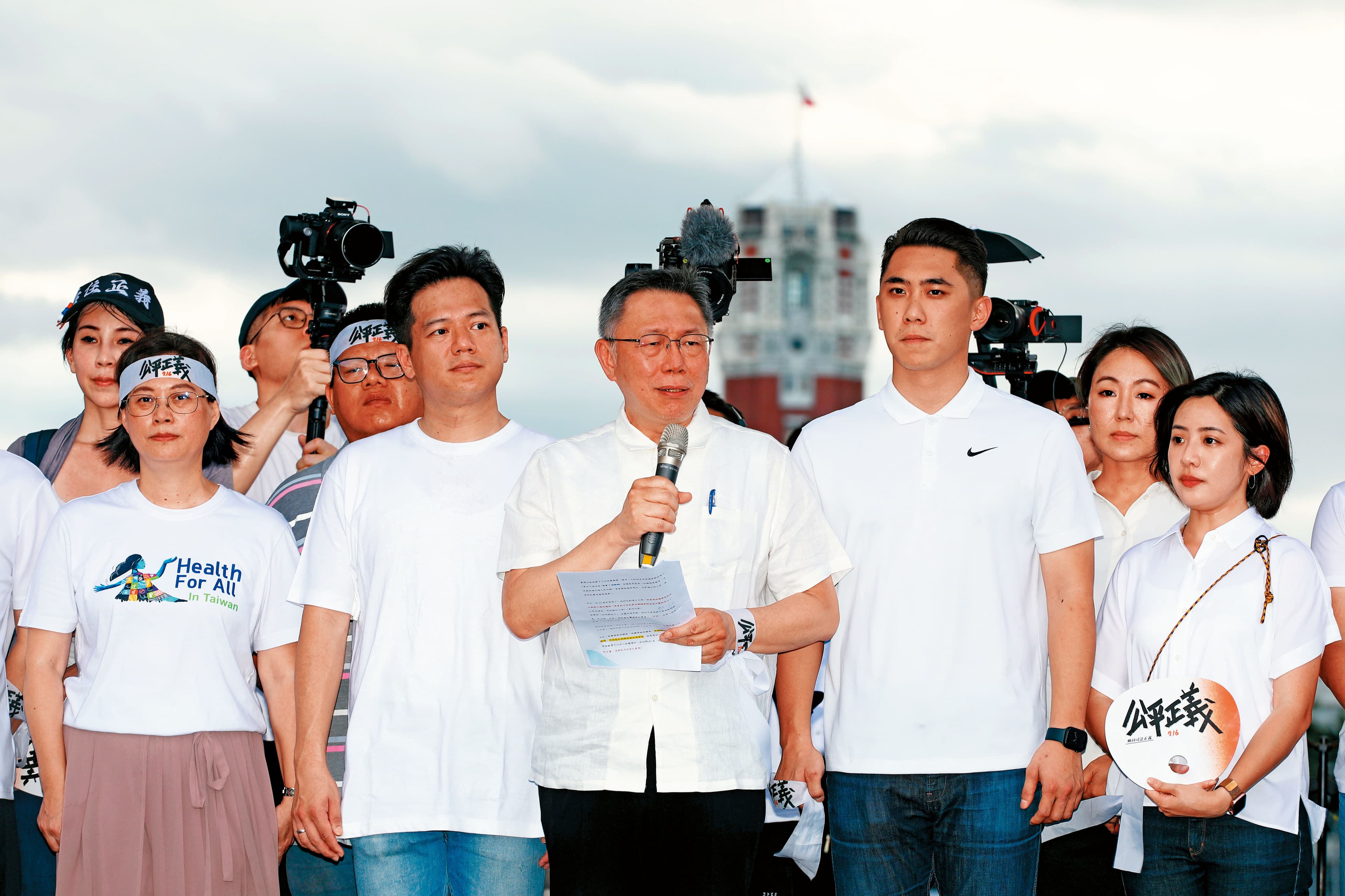 柯文哲716凱道集會一句「台灣經歷3次政黨輪替，有比以前過得更好嗎？」表露藍白合並非白營選項的心跡。