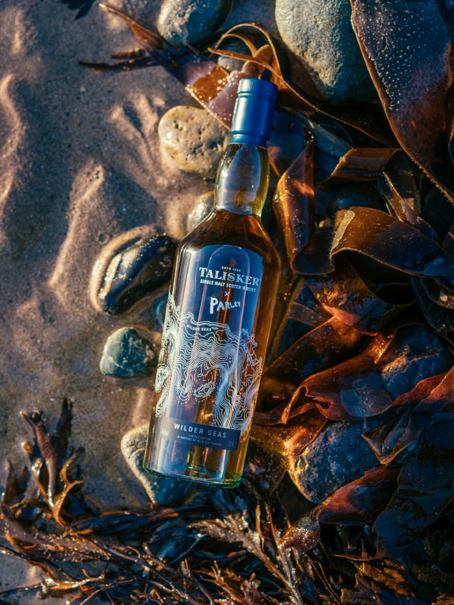 泰斯卡Wilder Seas單一麥芽威士忌,酒瓶以百分之百再生玻璃製作,外瓶並以彩繪方式完整重現斯開島(Isle of Skye)沿海的海底地形。