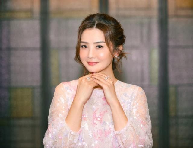 阿Sa與百億富三代石恒聰宣布和平分手後，傳出之間其實還有女星陳靜。（翻攝自阿Sa臉書）
