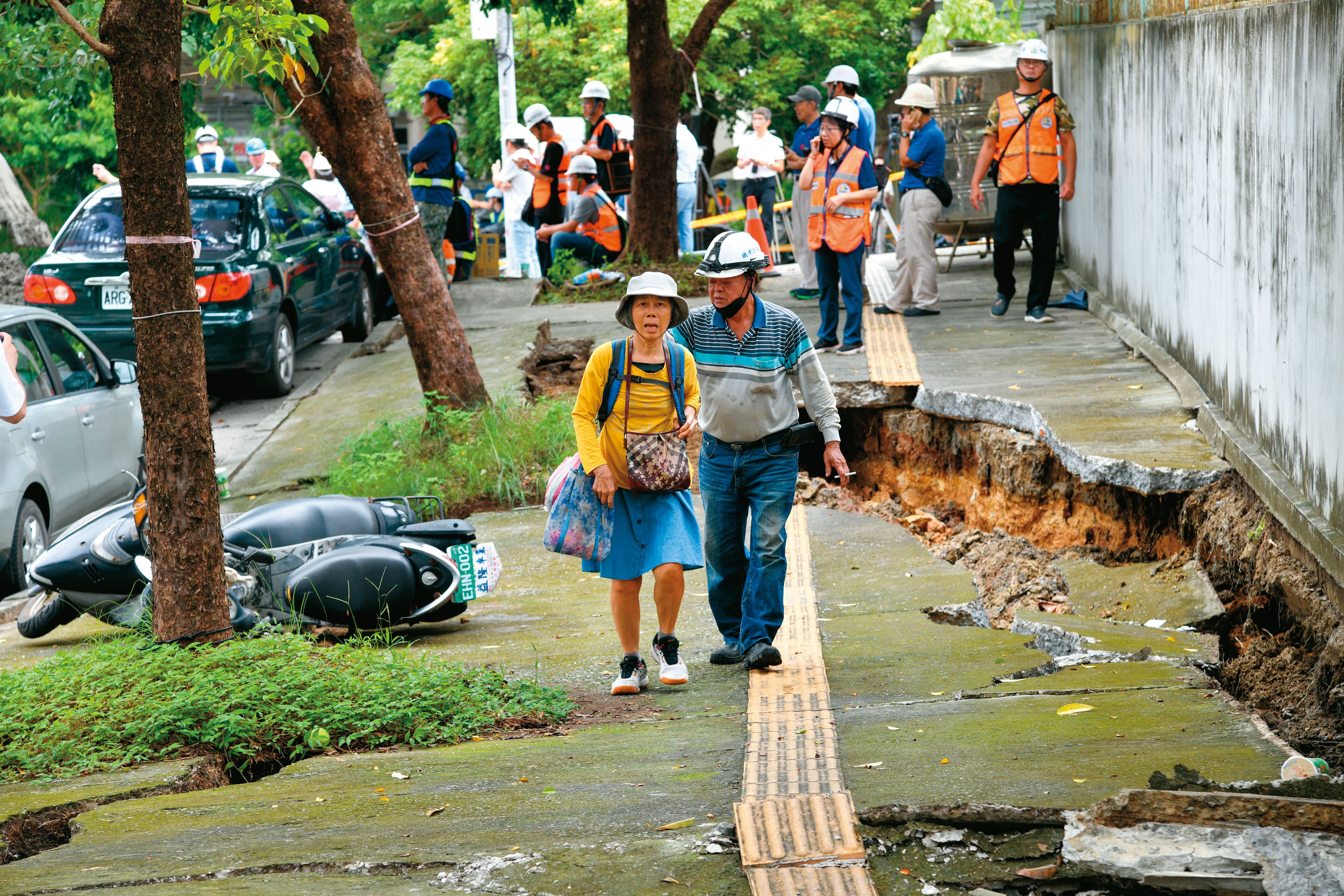 基泰大直建案造成嚴重鄰損,附近地基崩裂,景象嚇人。