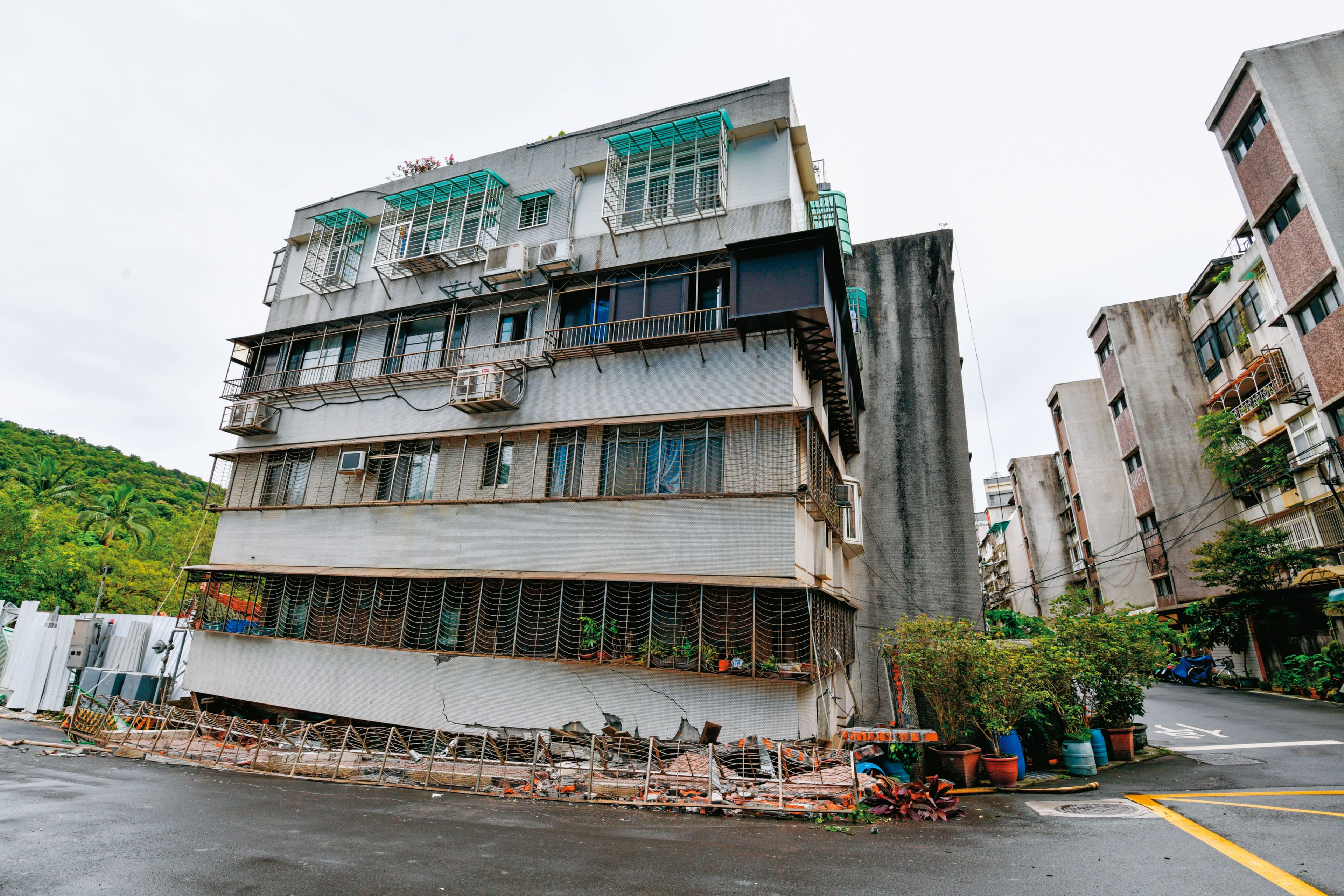 大直街這棟民宅受損最為嚴重,1樓住家慘淪地下室。