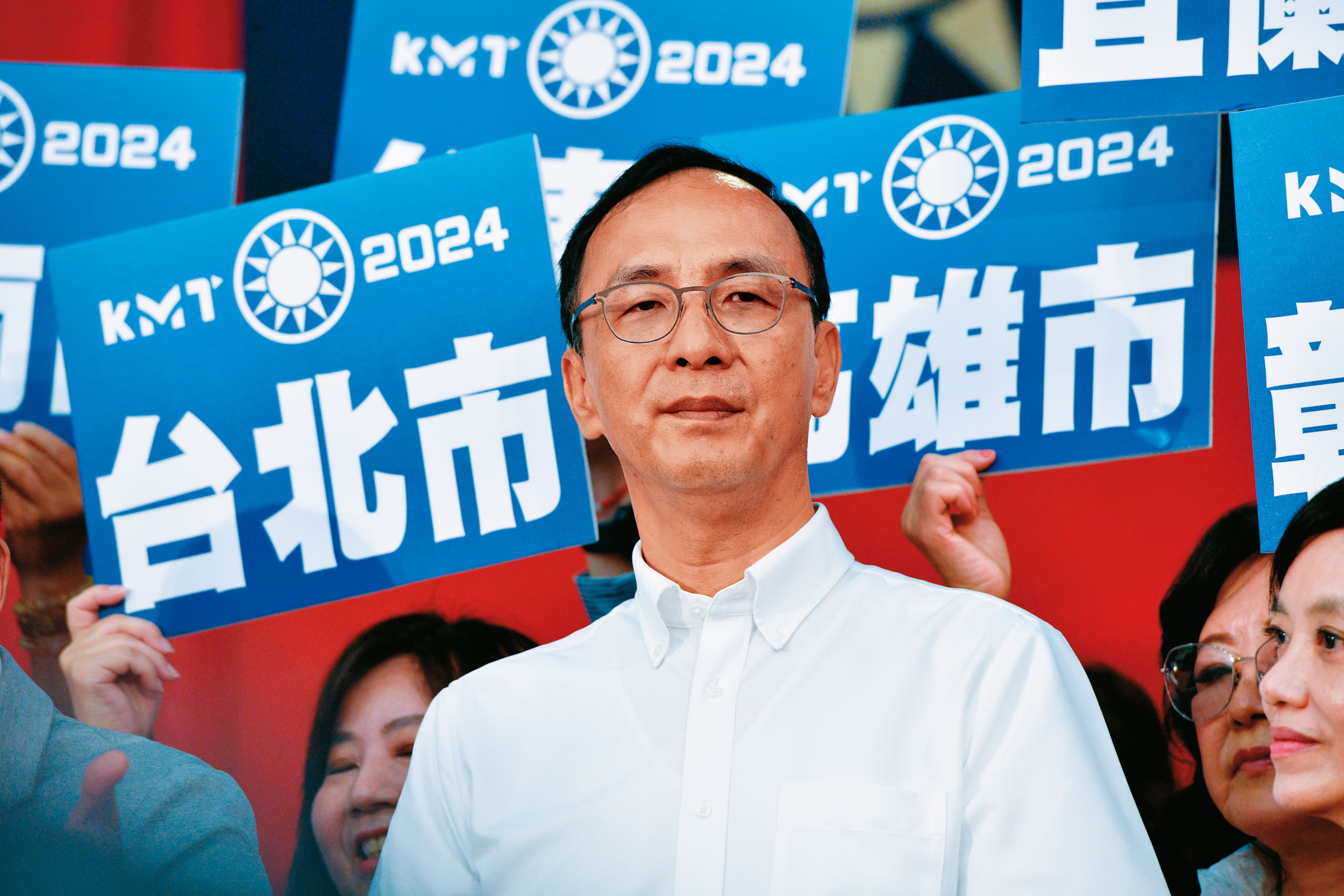 朱立倫公開喊話郭陣營以大局為重的同時,不忘祭出兩手策略,透過黨紀約束和收攏組織系統,以及挹注資源等手段,削減黨內友郭派連署量能。