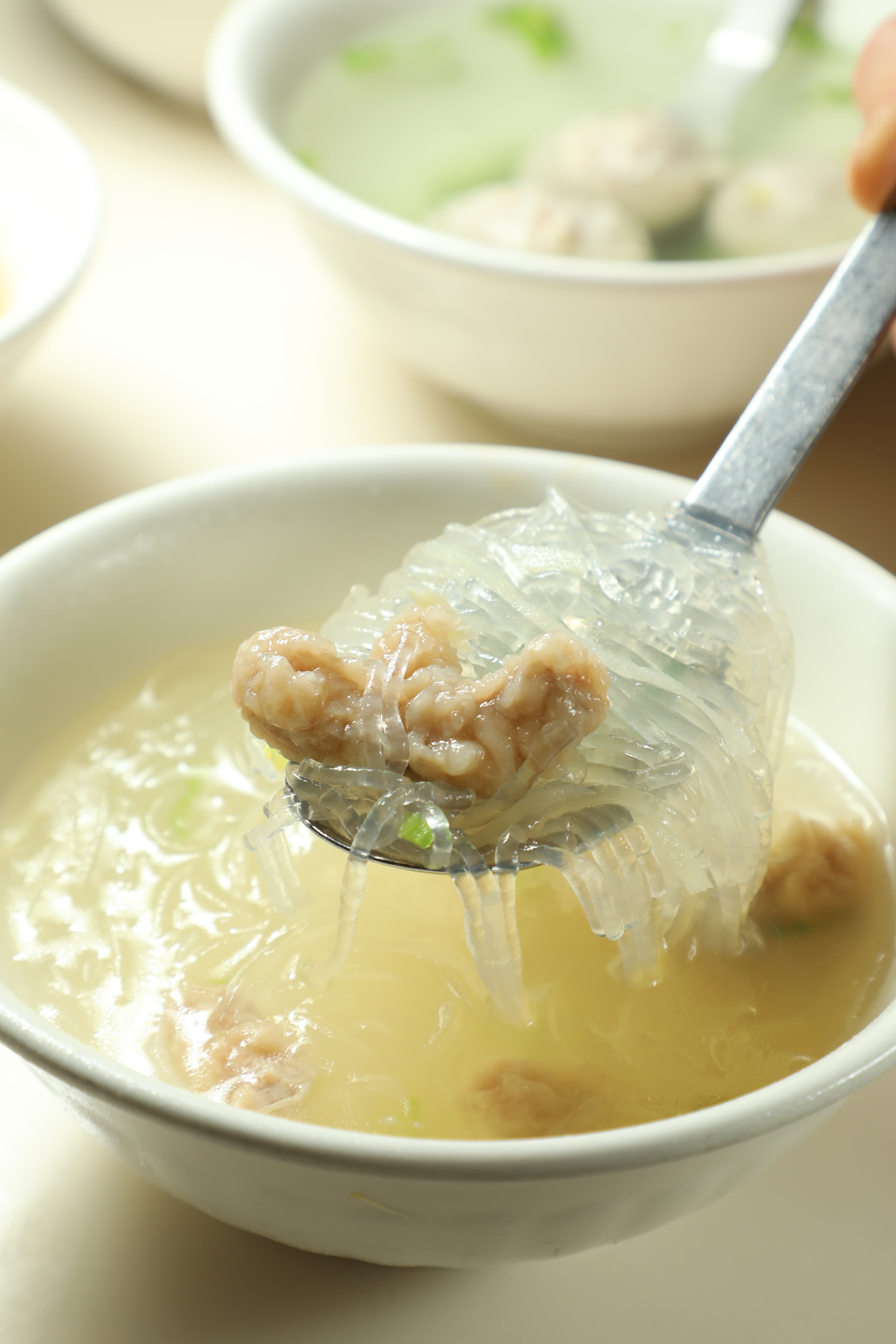 「冬粉湯」清爽甘甜，湯頭中有肉塊和筍絲，跟肉圓搭配恰到好處。（35元／碗）